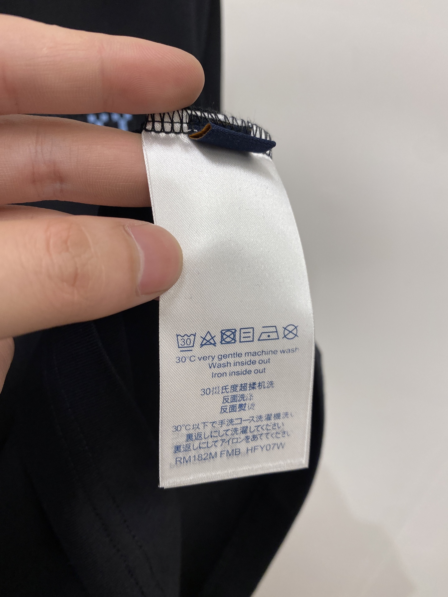 路易威登、2026新品短袖T恤，帅气时尚，胸前精致刺绣字母logo，简约百搭款。面料棉 不仅挺括，保持潮