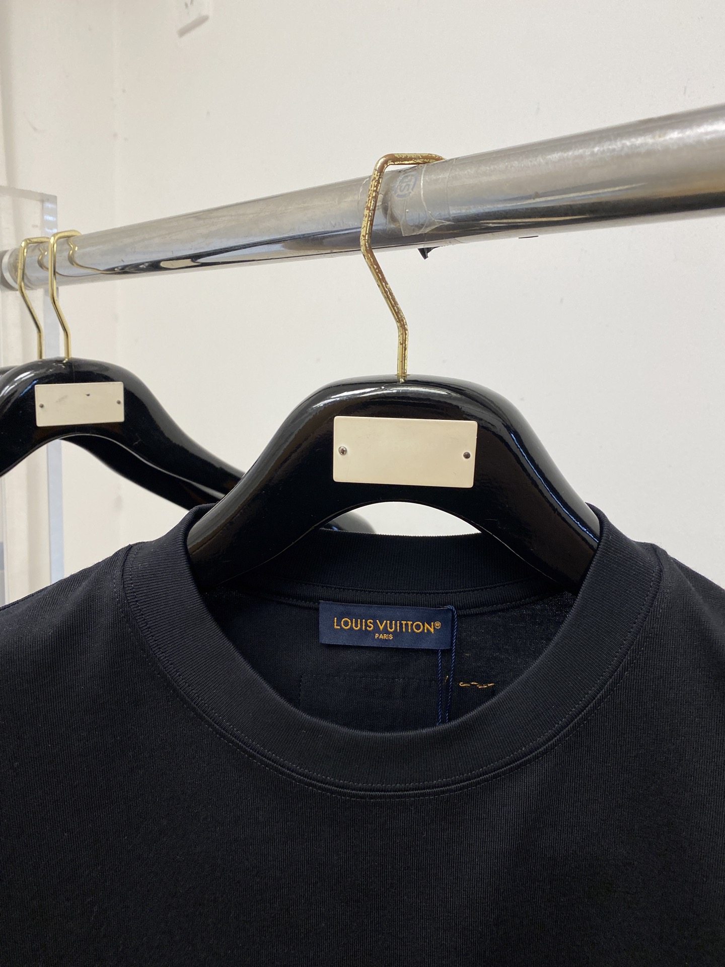 路易威登、2026新品短袖T恤，帅气时尚，胸前精致刺绣字母logo，简约百搭款。面料棉 不仅挺括，保持潮