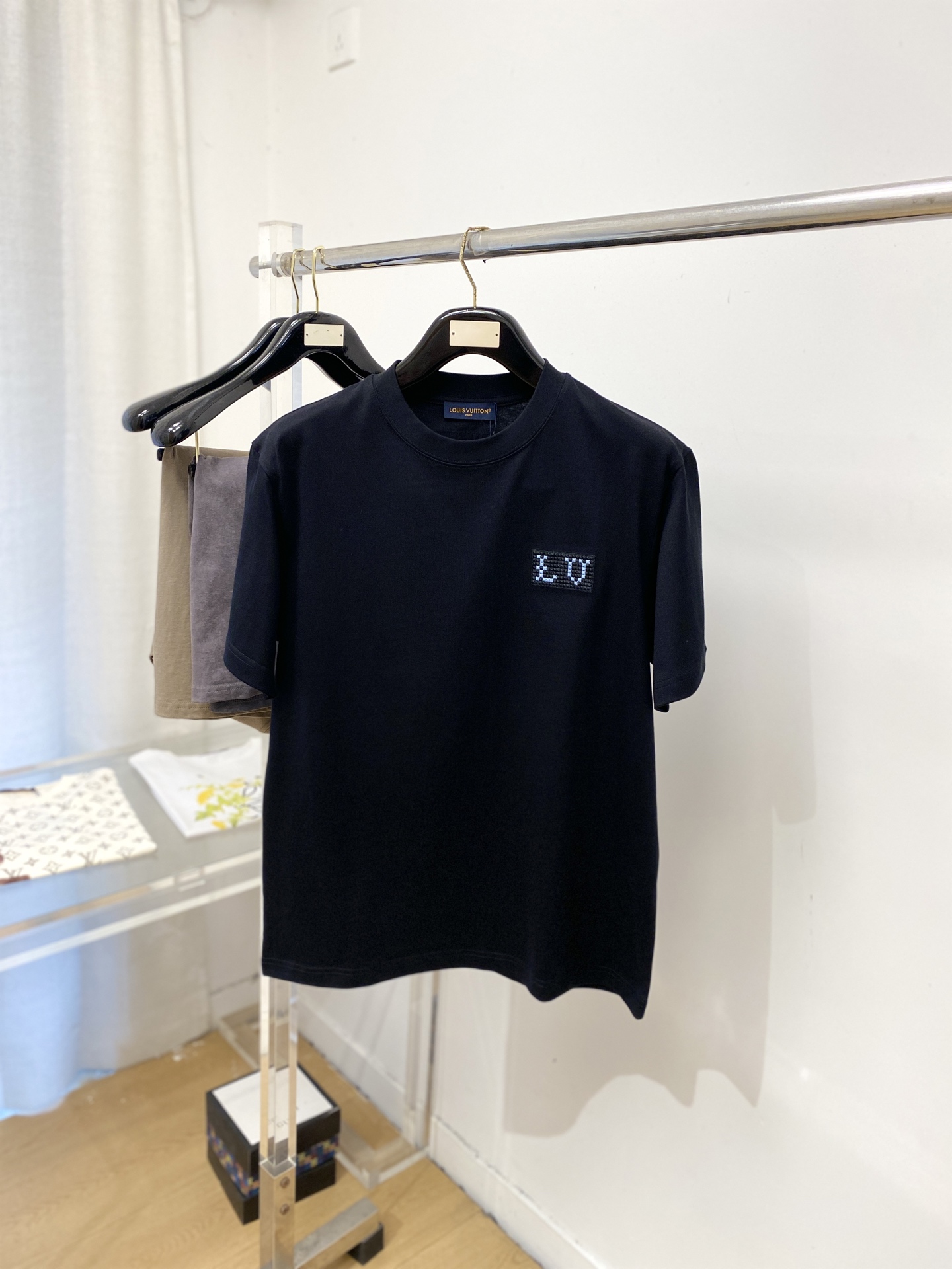 路易威登、2026新品短袖T恤，帅气时尚，胸前精致刺绣字母logo，简约百搭款。面料棉 不仅挺括，保持潮