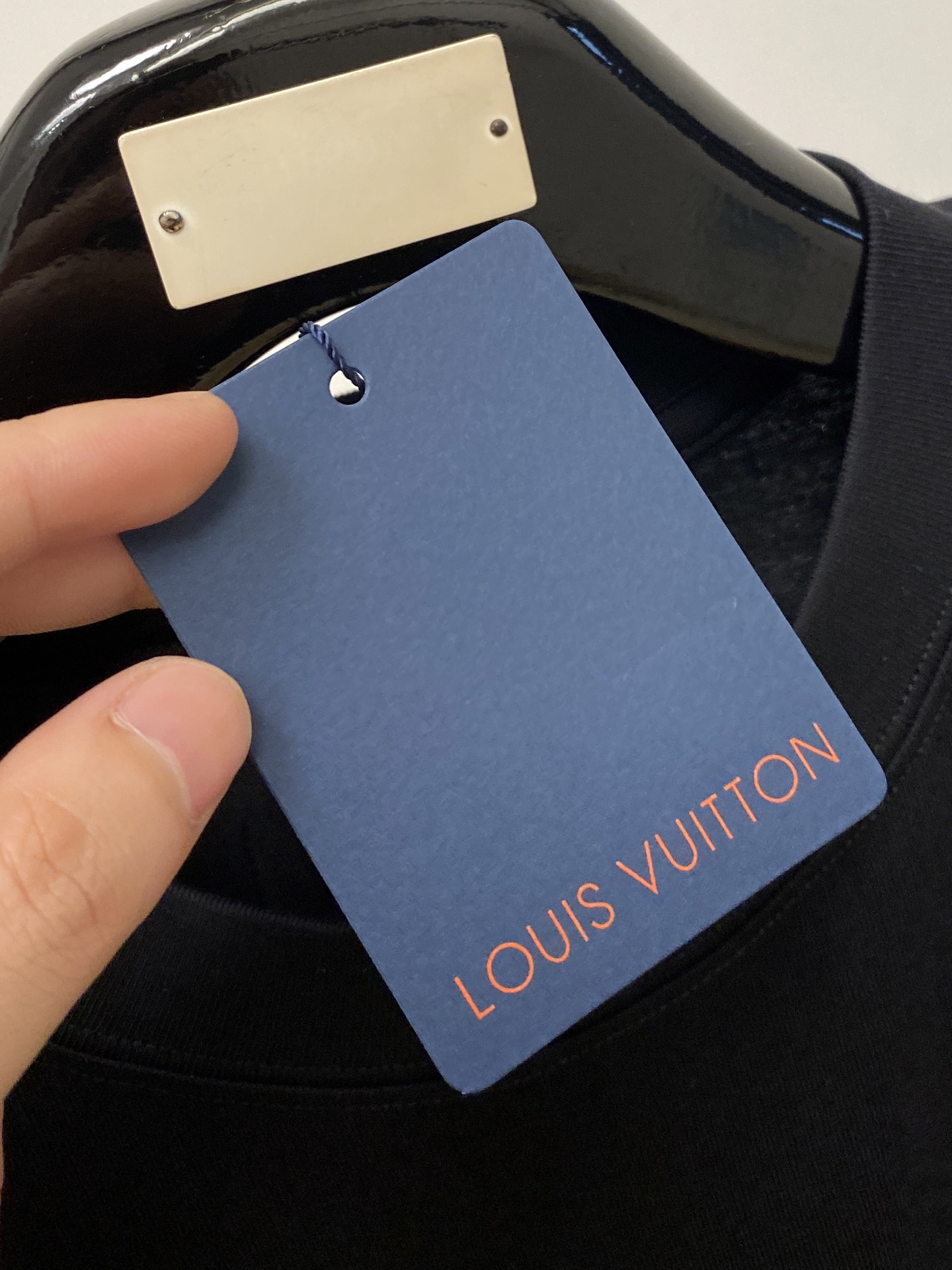 路易威登、2026新品短袖T恤，帅气时尚，胸前精致刺绣字母logo，简约百搭款。面料棉 不仅挺括，保持潮