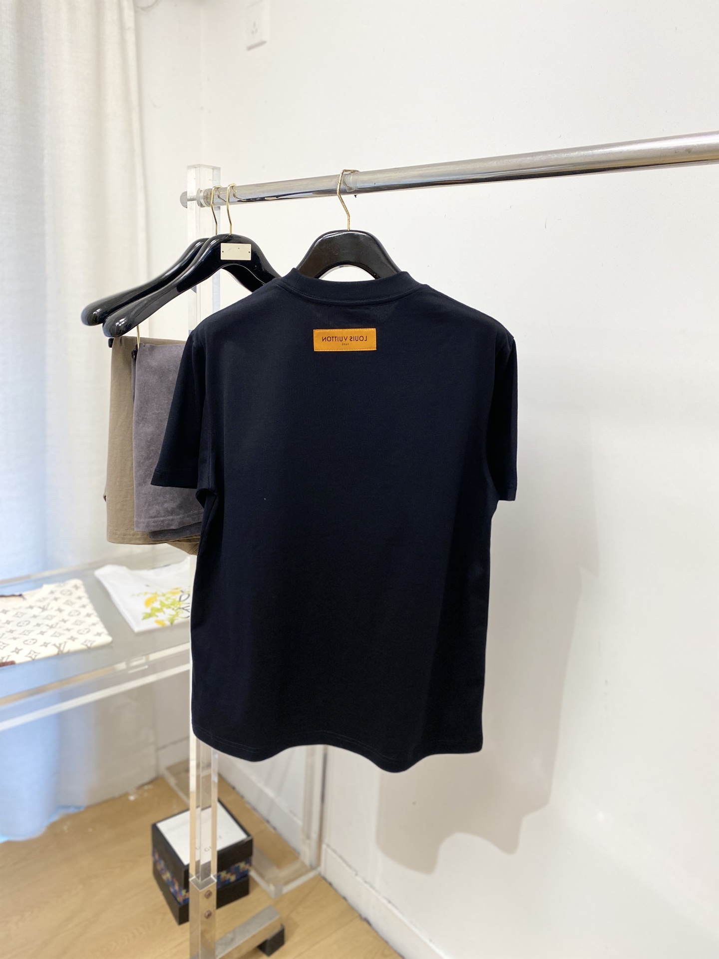 路易威登、2026新品短袖T恤，帅气时尚，胸前精致刺绣字母logo，简约百搭款。面料棉 不仅挺括，保持潮