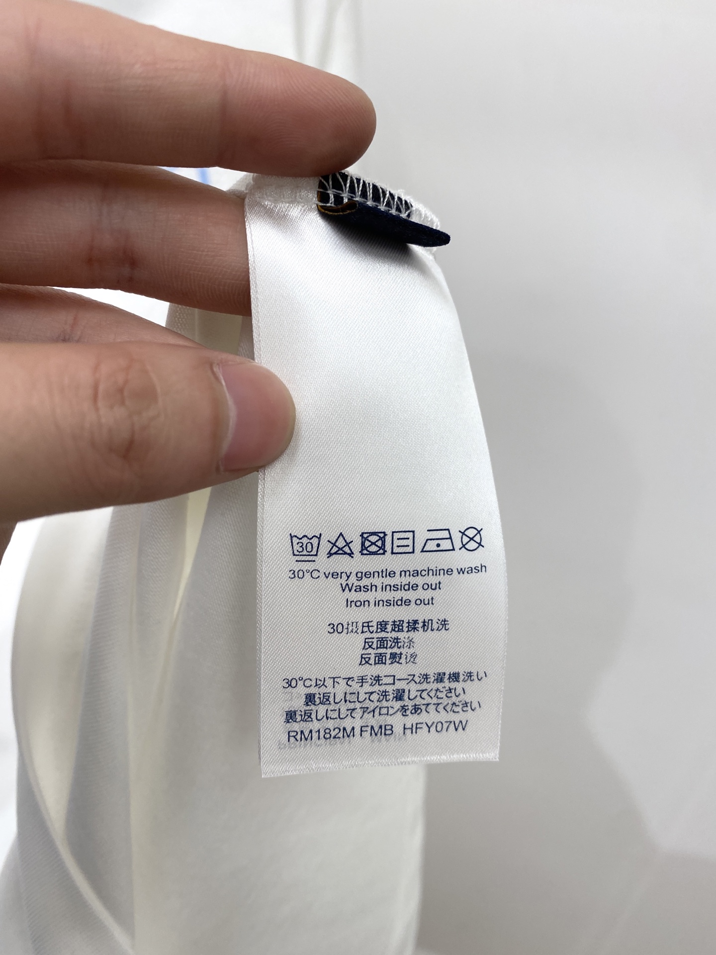 路易威登、2026新品短袖T恤，帅气时尚，胸前精致刺绣字母logo，简约百搭款。面料棉 不仅挺括，保持潮