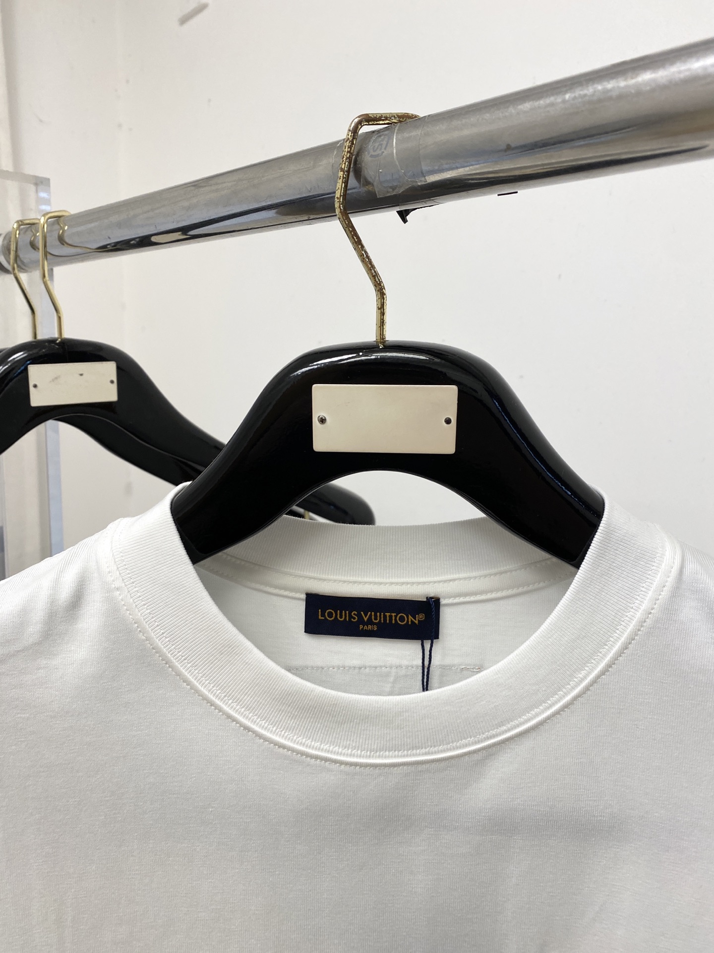 路易威登、2026新品短袖T恤，帅气时尚，胸前精致刺绣字母logo，简约百搭款。面料棉 不仅挺括，保持潮