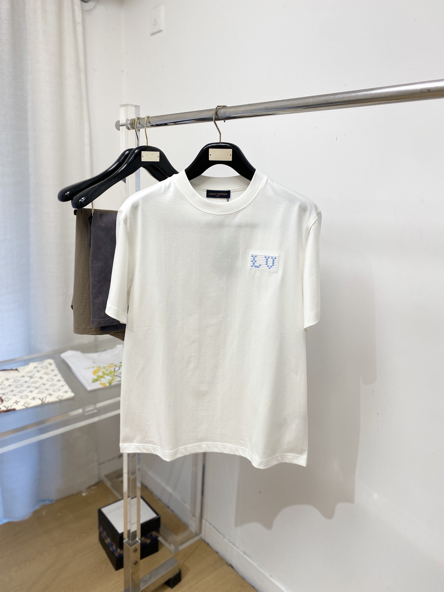路易威登、2026新品短袖T恤，帅气时尚，胸前精致刺绣字母logo，简约百搭款。面料棉 不仅挺括，保持潮