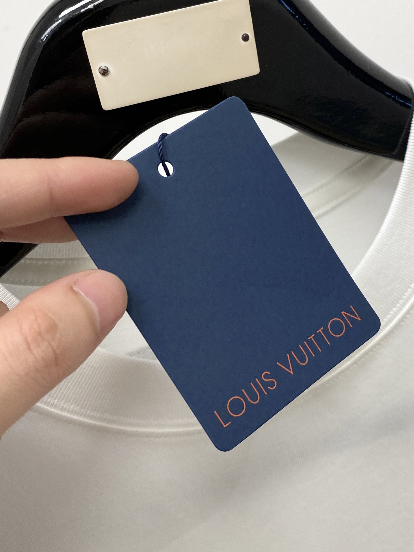 路易威登、2026新品短袖T恤，帅气时尚，胸前精致刺绣字母logo，简约百搭款。面料棉 不仅挺括，保持潮