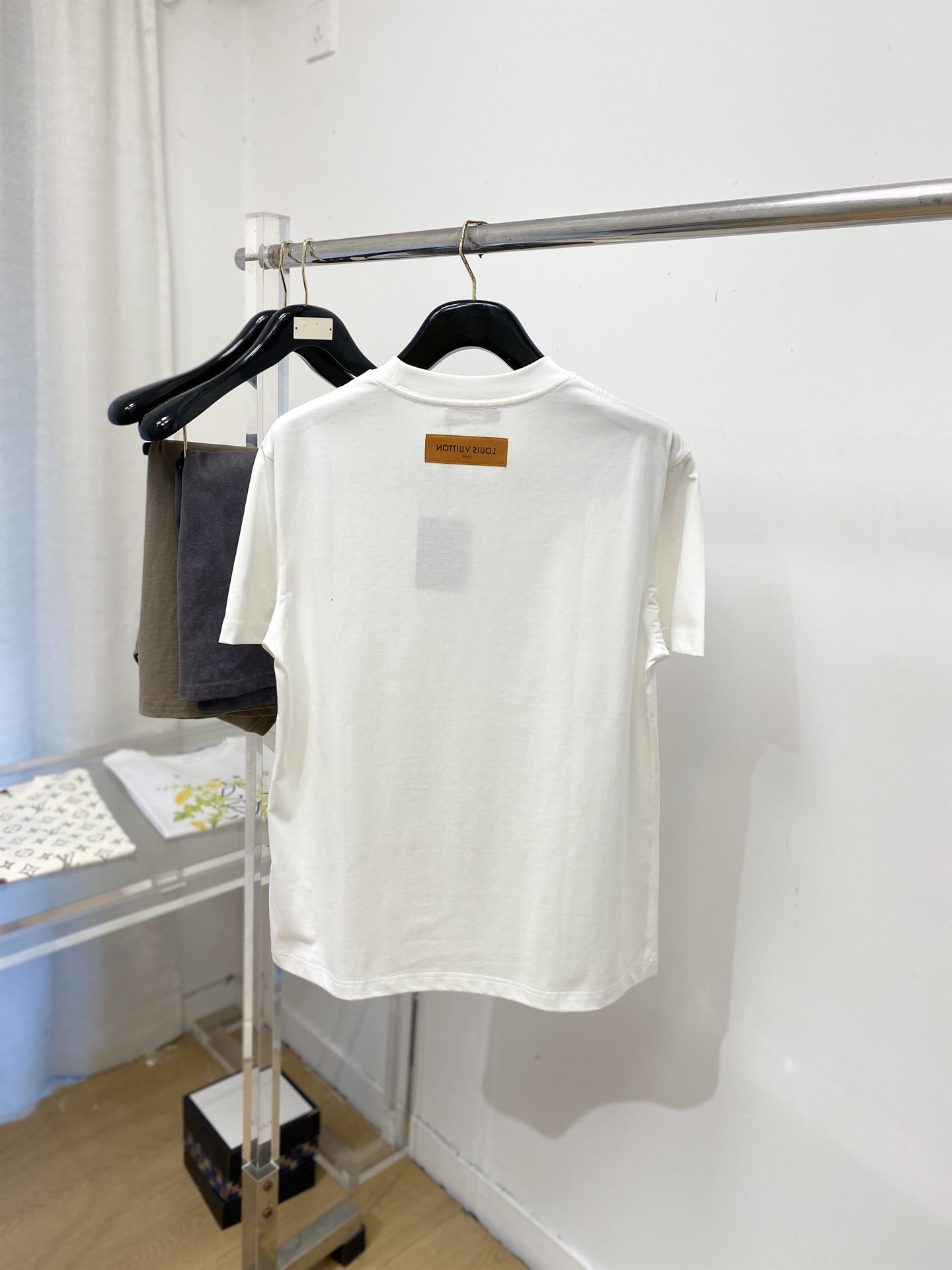 路易威登、2026新品短袖T恤，帅气时尚，胸前精致刺绣字母logo，简约百搭款。面料棉 不仅挺括，保持潮