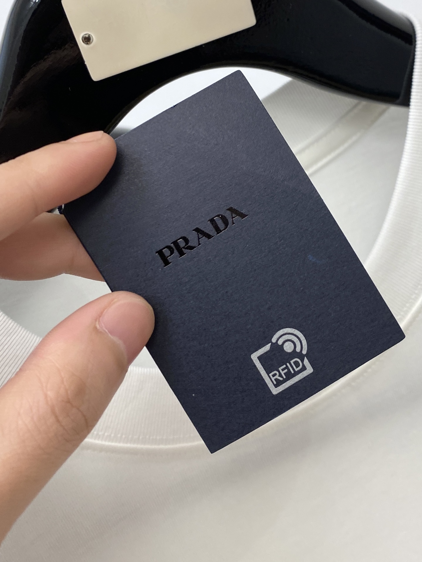 普拉达、2026新品短袖T恤，帅气时尚，胸前精致刺绣字母logo，简约百搭款。面料棉 不仅挺括，保持潮流
