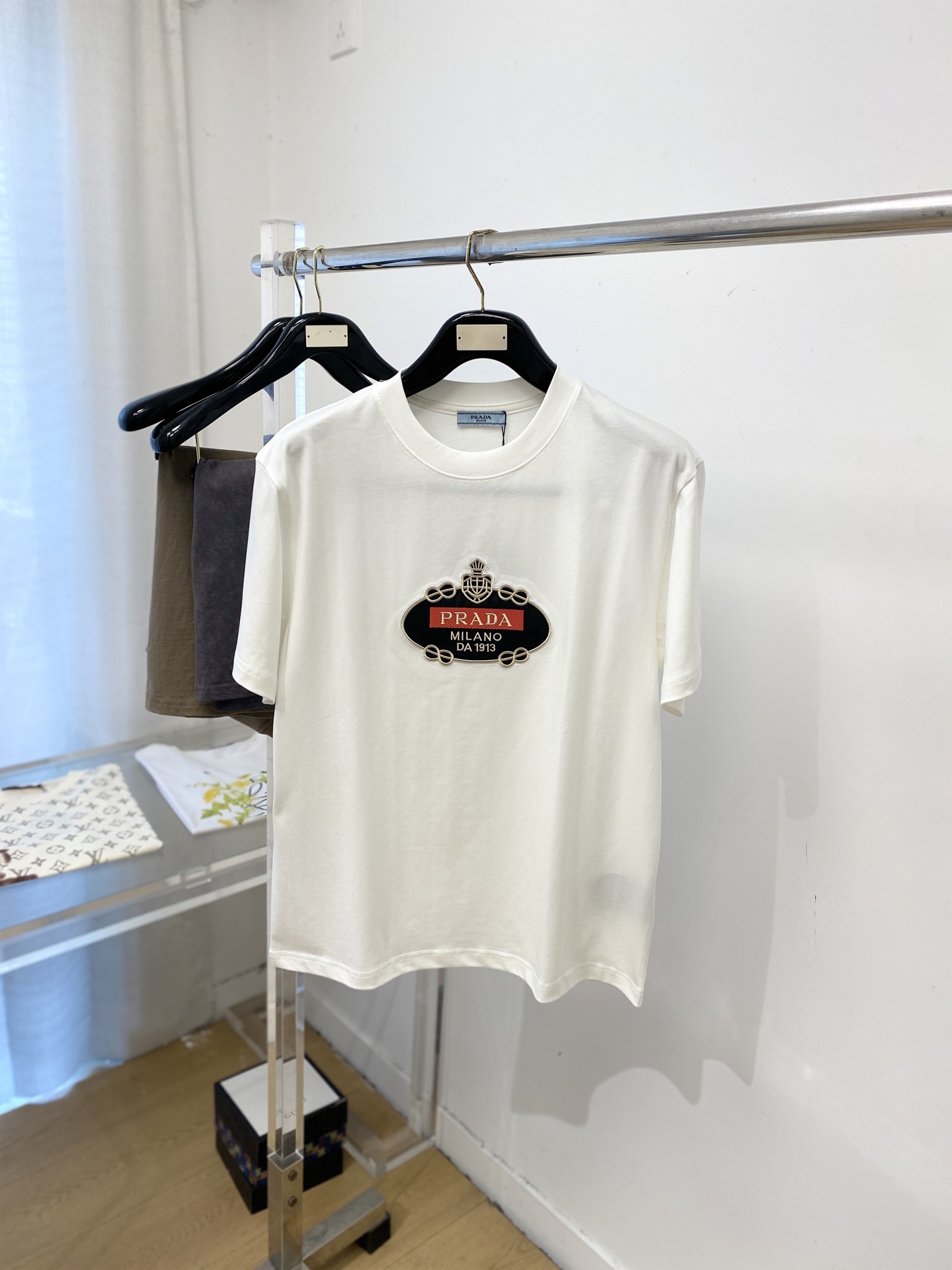 NO:745704,Prada, 2026 new short-sleeved T-shirt, handsome and fashionable, with exquisite embroidered letter logo on the chest, simple and versatile. The fabric cotton is not only crisp and maintains the trendy silhouette, but also comfortable to wear, and the yarn is more delicate. Size M-3XL, prada, T-shirt, tees, t-shirt,19860909普拉达、2026新品短袖T恤,帅气时尚,胸前精致刺绣字母logo,简约百搭款.面料棉 不仅挺括,保持潮流的廓形,又穿着舒适,纱织更细腻,码数M-3XL,,prada,T-shirt,tees，t-shirt,,Men's clothing