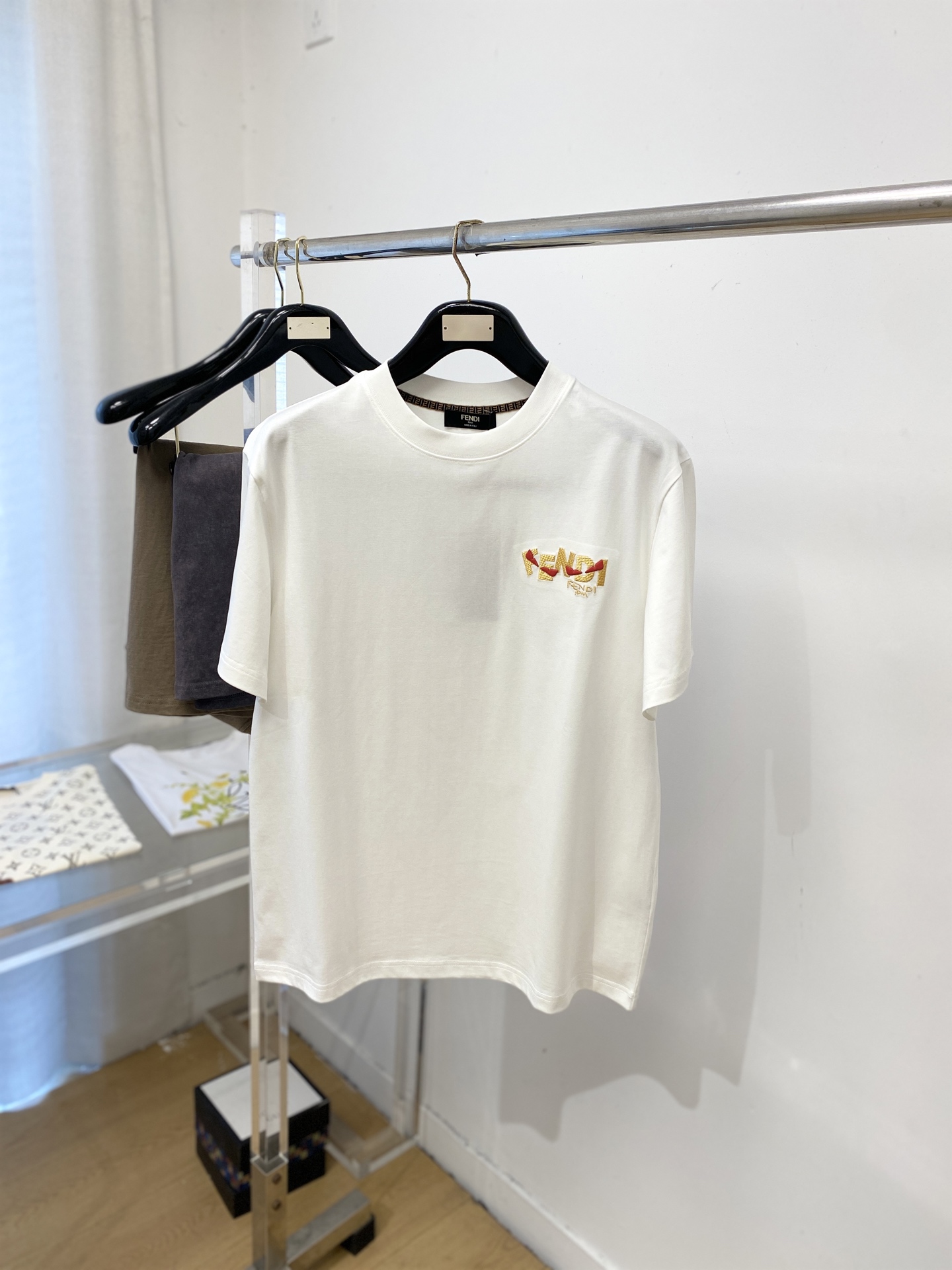 NO:745709,Fendi, 2026 new short-sleeved T-shirt, handsome and fashionable, with exquisite embroidered letter logo on the chest, simple and versatile. The fabric cotton is not only crisp and maintains the trendy silhouette, but also comfortable to wear, and the yarn is more delicate. Size M-3XL,,fendi,T-shirt,tees,t-shirt,19860909芬迪、2026新品短袖T恤,帅气时尚,胸前精致刺绣字母logo,简约百搭款.面料棉 不仅挺括,保持潮流的廓形,又穿着舒适,纱织更细腻,码数M-3XL,,fendi,T-shirt,tees，t-shirt,,Men's clothing