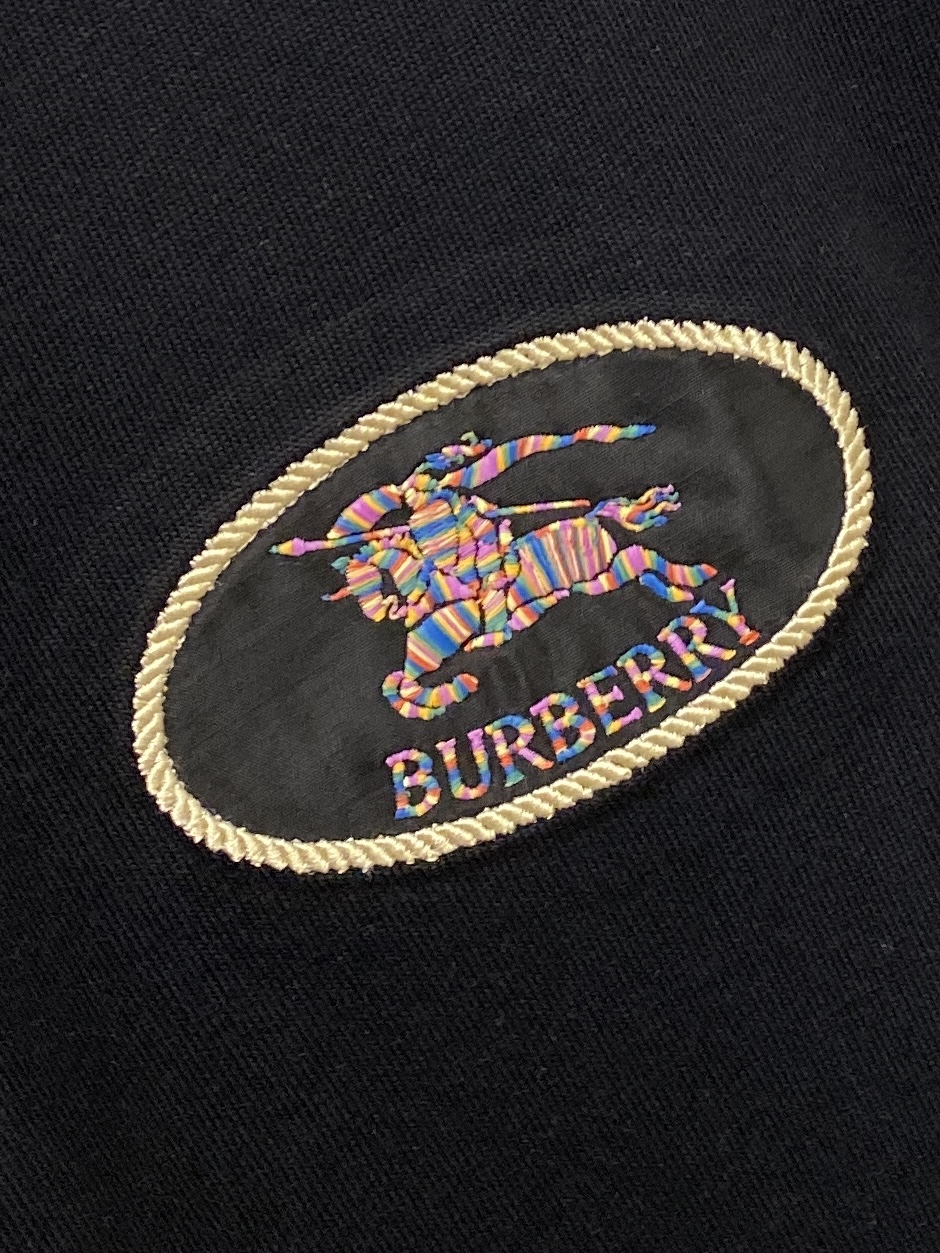 巴宝莉、2026新品短袖T恤，帅气时尚，胸前精致刺绣图案字母logo，简约百搭款。面料棉 不仅挺括，保持