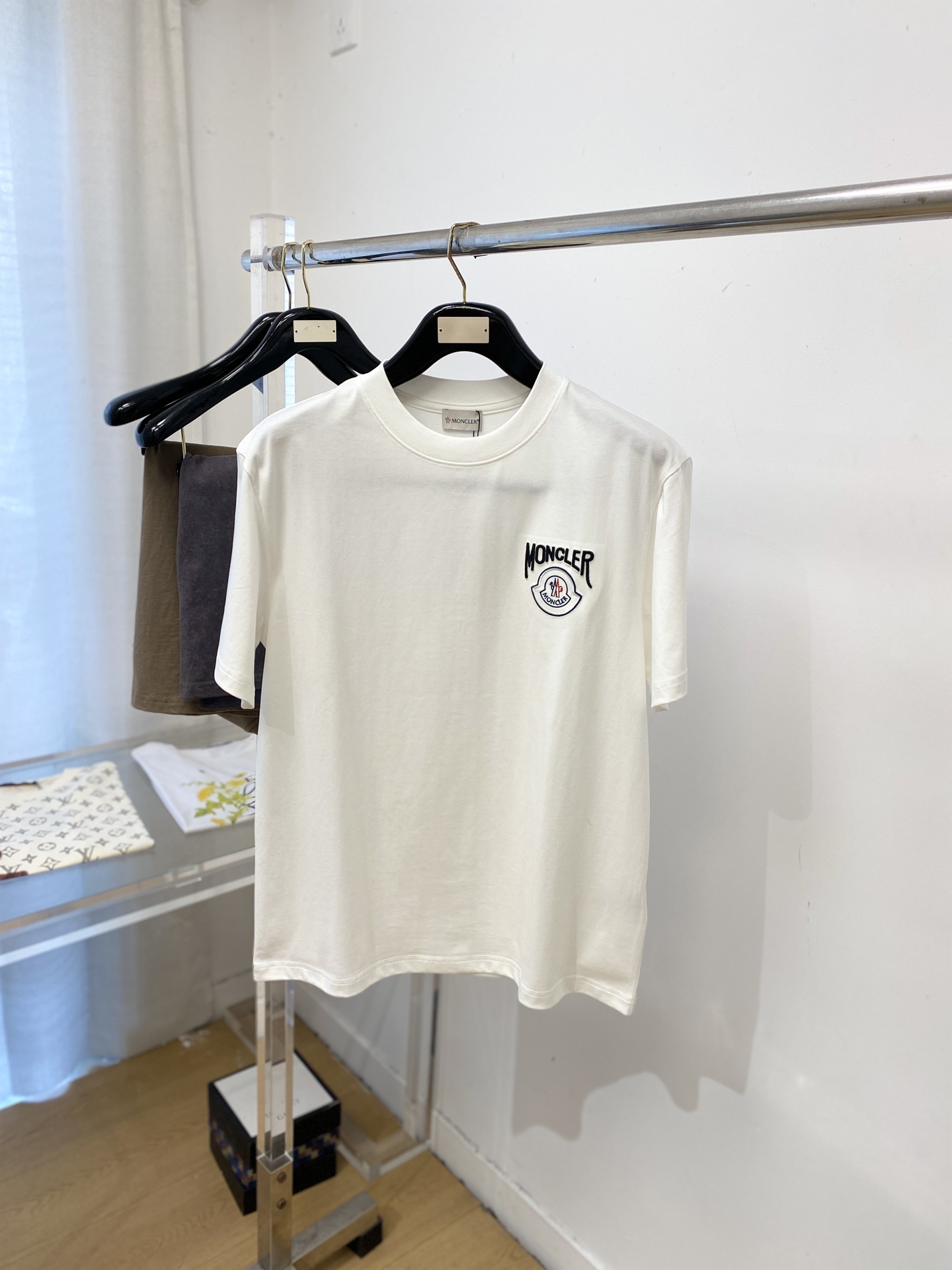 NO:745750,Covered mouth, 2026 new short-sleeved T-shirt, handsome and fashionable, exquisite embroidery pattern letter logo on the chest, simple and versatile. The fabric cotton is not only crisp and maintains the trendy silhouette, but also comfortable to wear, and the yarn is more delicate. Size M-3XL, Moncler, T-shirt, tees, t-shirt,19860909蒙口、2026新品短袖T恤,帅气时尚,胸前精致刺绣图案字母logo,简约百搭款.面料棉 不仅挺括,保持潮流的廓形,又穿着舒适,纱织更细腻,码数M-3XL,,Moncler,T-shirt,tees，t-shirt,,Men's clothing