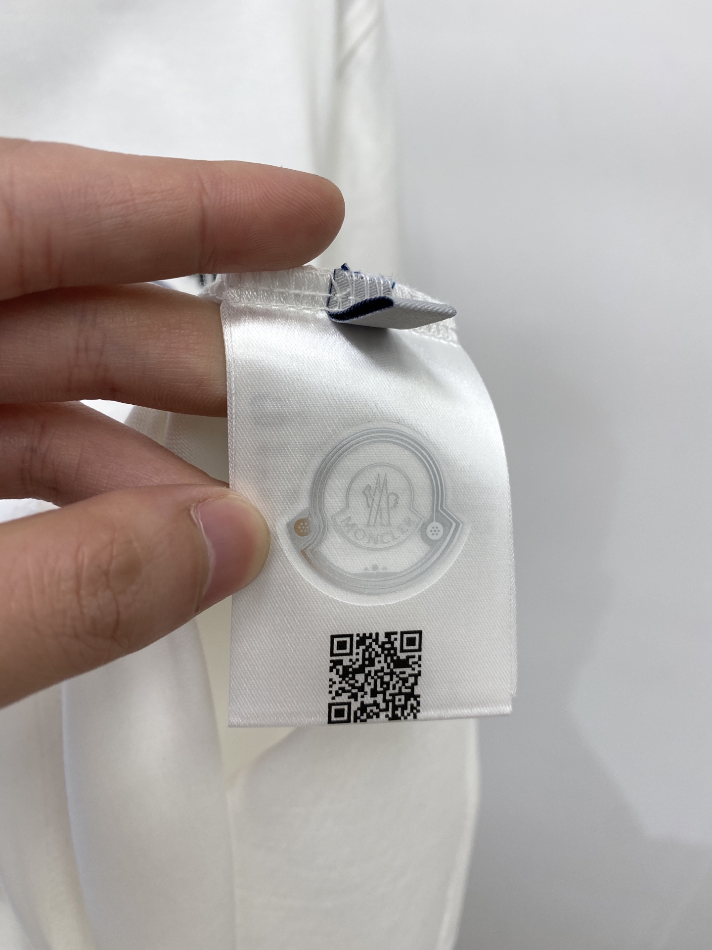 蒙口、2026新品短袖T恤，帅气时尚，胸前精致刺绣图案字母logo，简约百搭款。面料棉 不仅挺括，保持潮