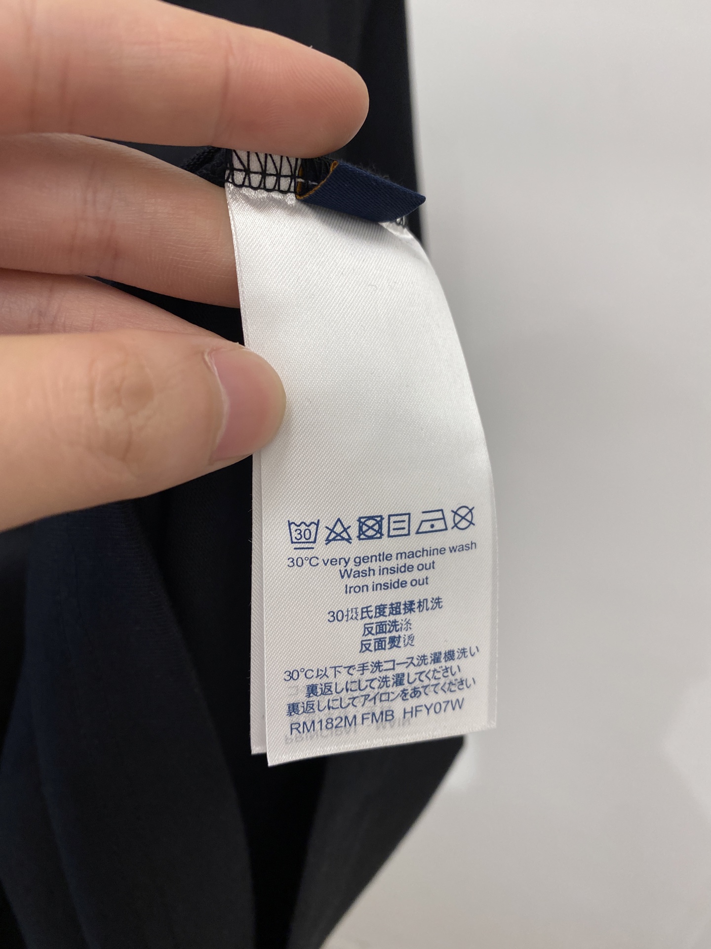 路易威登、2026新品短袖T恤，帅气时尚，胸前精致刺绣图案字母logo，简约百搭款。面料棉 不仅挺括，保