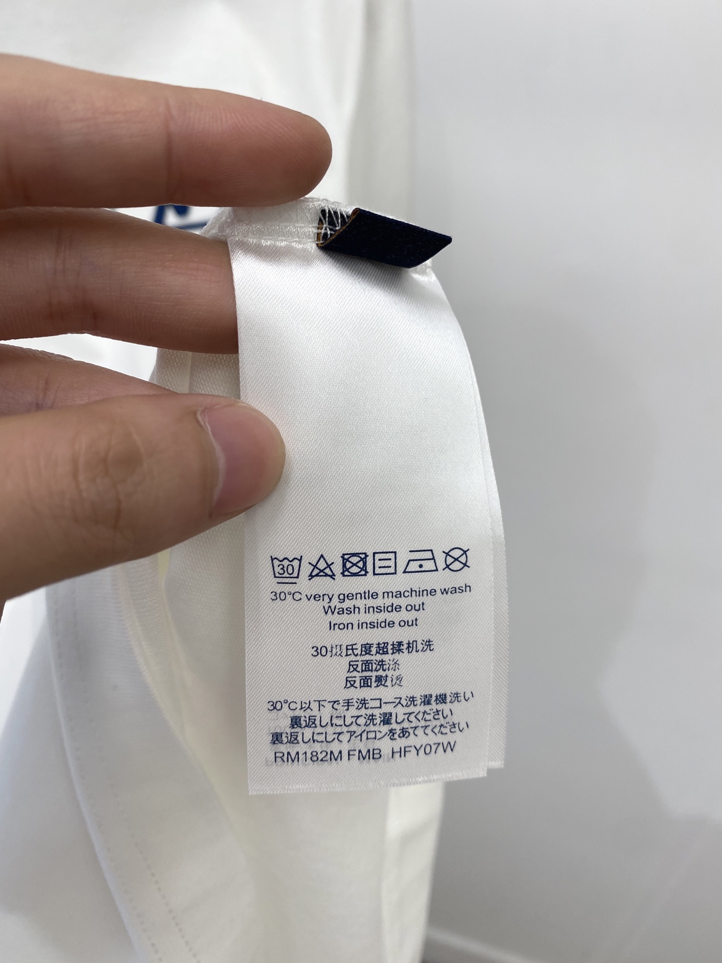 路易威登、2026新品短袖T恤，帅气时尚，胸前精致刺绣图案字母logo，简约百搭款。面料棉 不仅挺括，保