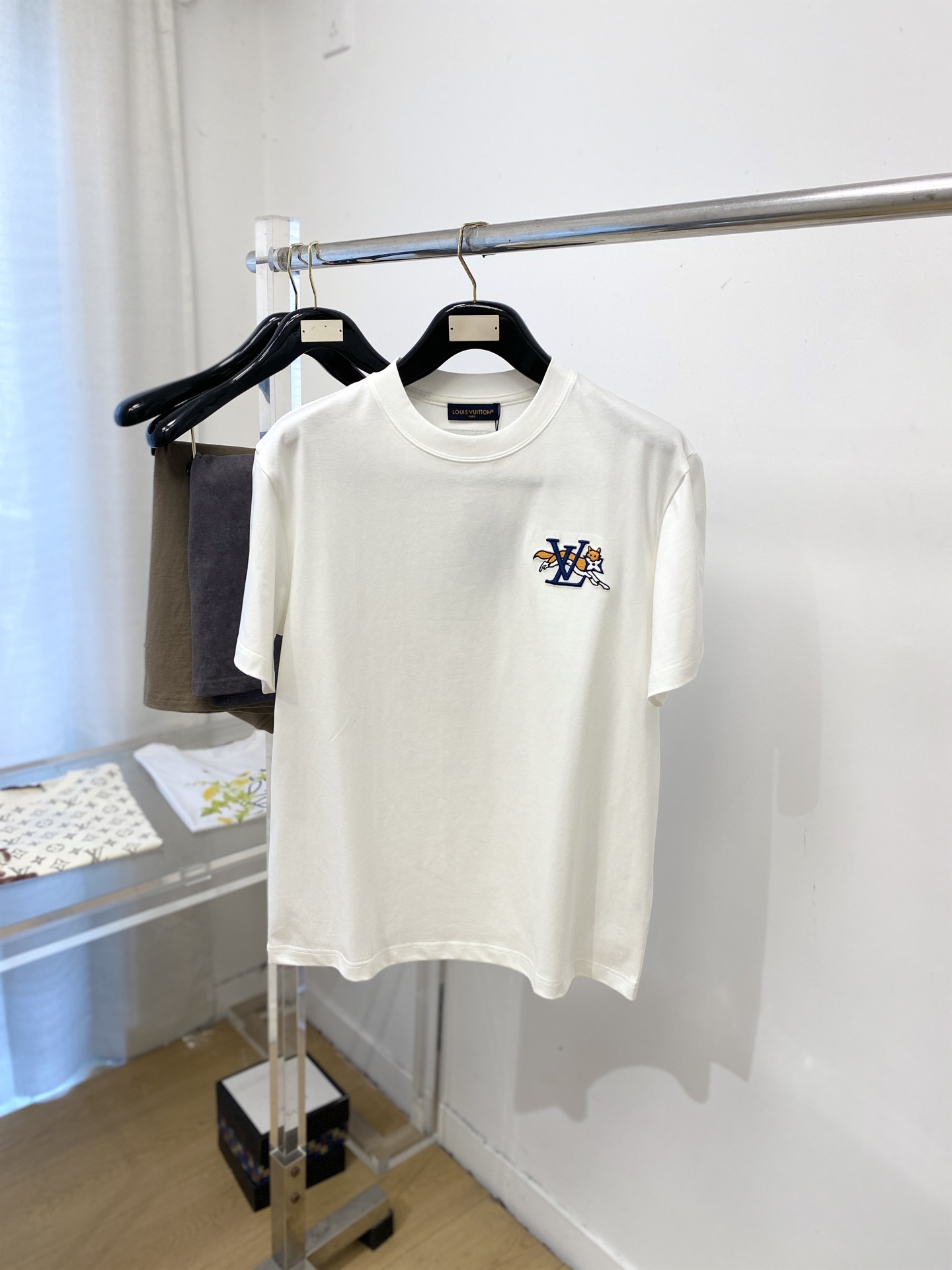 NO:745754,Louis Vuitton, 2026 new short-sleeved T-shirt, handsome and fashionable, exquisite embroidery pattern letter logo on the chest, simple and versatile. The fabric cotton is not only crisp and maintains the trendy silhouette, but also comfortable to wear, and the yarn is more delicate. Size M-3XL,, louis vuitton, T-shirt, tees, t-shirt,19860909路易威登、2026新品短袖T恤,帅气时尚,胸前精致刺绣图案字母logo,简约百搭款.面料棉 不仅挺括,保持潮流的廓形,又穿着舒适,纱织更细腻,码数M-3XL,,louis vuitton,T-shirt,tees，t-shirt,,Men's clothing