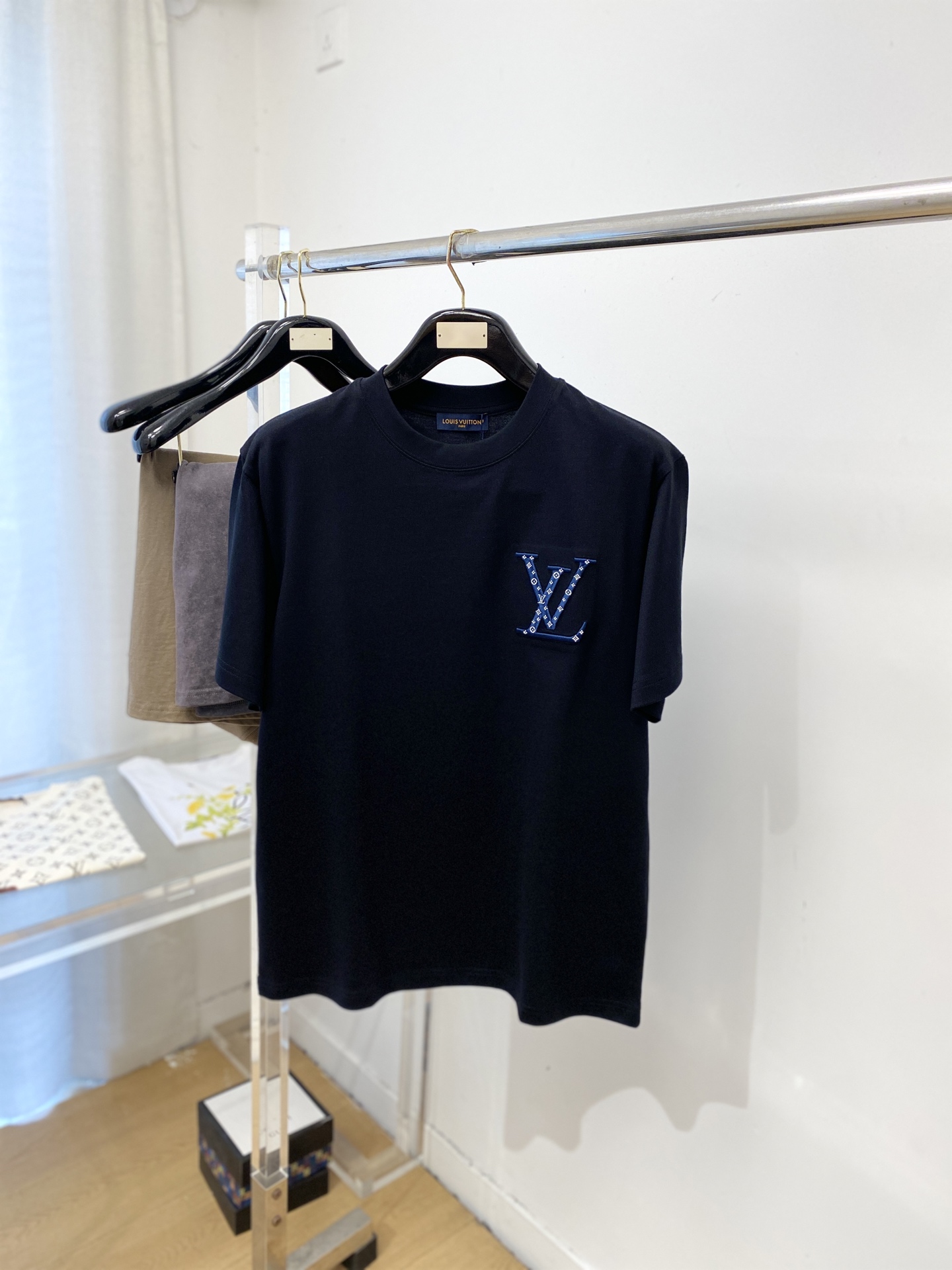 NO:745798,Louis Vuitton, 2026 new short-sleeved T-shirt, handsome and fashionable, exquisite embroidery pattern letter logo on the chest, simple and versatile. The fabric cotton is not only crisp and maintains the trendy silhouette, but also comfortable to wear, and the yarn is more delicate. Size M-3XL,, louis vuitton, T-shirt, tees, t-shirt,19860909路易威登、2026新品短袖T恤,帅气时尚,胸前精致刺绣图案字母logo,简约百搭款.面料棉 不仅挺括,保持潮流的廓形,又穿着舒适,纱织更细腻,码数M-3XL,,louis vuitton,T-shirt,tees，t-shirt,,Men's clothing