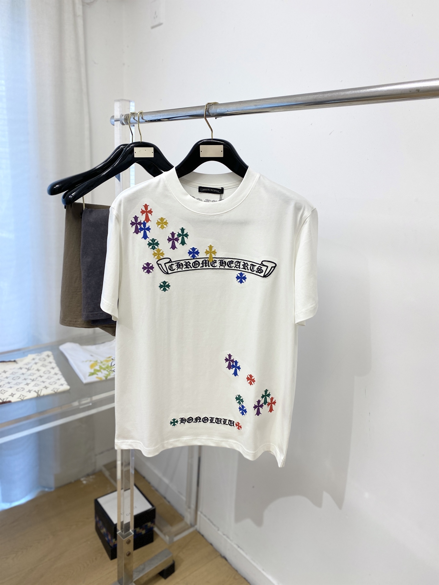 NO:745802,Chrome hearts, 2026 new short-sleeved T-shirt, handsome and fashionable, digitally positioned embroidered pattern letter logo, simple and versatile. The fabric cotton is not only crisp and maintains the trendy silhouette, but also comfortable to wear, and the yarn is more delicate. Size M-3XL,, chrome hearts, T-shirt, tees, t-shirt,19860909克罗心、2026新品短袖T恤,帅气时尚,数码定位刺绣图案字母logo,简约百搭款.面料棉 不仅挺括,保持潮流的廓形,又穿着舒适,纱织更细腻,码数M-3XL,,chrome hearts,T-shirt,tees，t-shirt,,Men's clothing