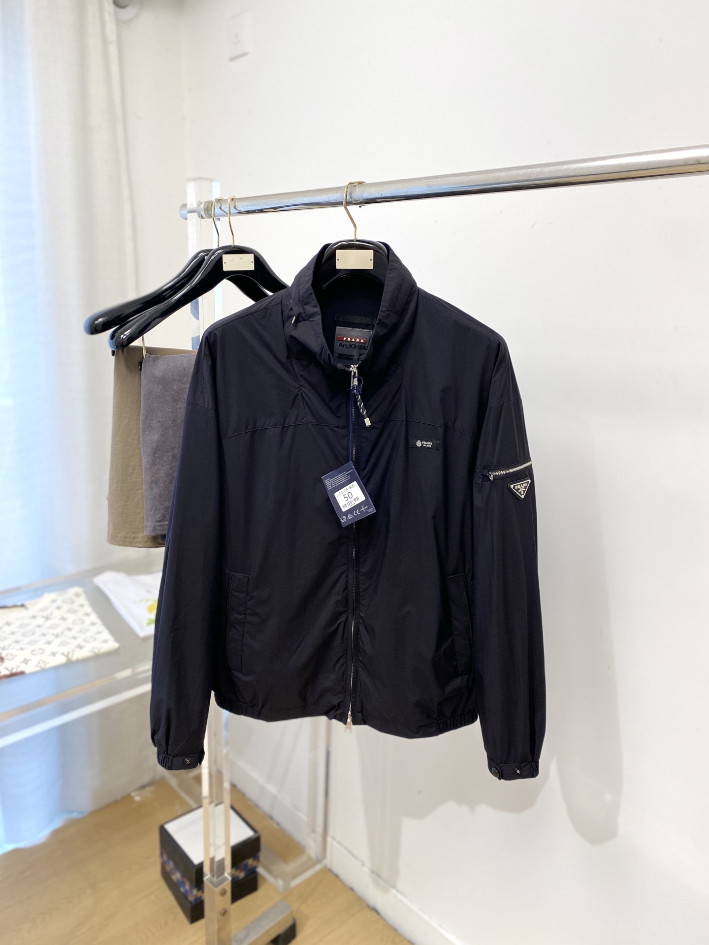 NO:745699,Prada, 2026 new jacket, fashionable and handsome, simple and versatile, cuff hardware decorated with triangle logo, customized original fabric, not only crisp and trendy silhouette, but also comfortable to wear, more delicate yarn, size M-3XL,, prada, jackets & coats, jackets & coats,19860909普拉达、2026新品夹克外套,时尚帅气,简约百搭款,袖口五金装饰三角标logo,定制原版面料,不仅挺括,保持潮流的廓形,又穿着舒适,纱织更细腻,码数M-3XL,,prada,jackets & coats,jackets & coats,,Men's clothing