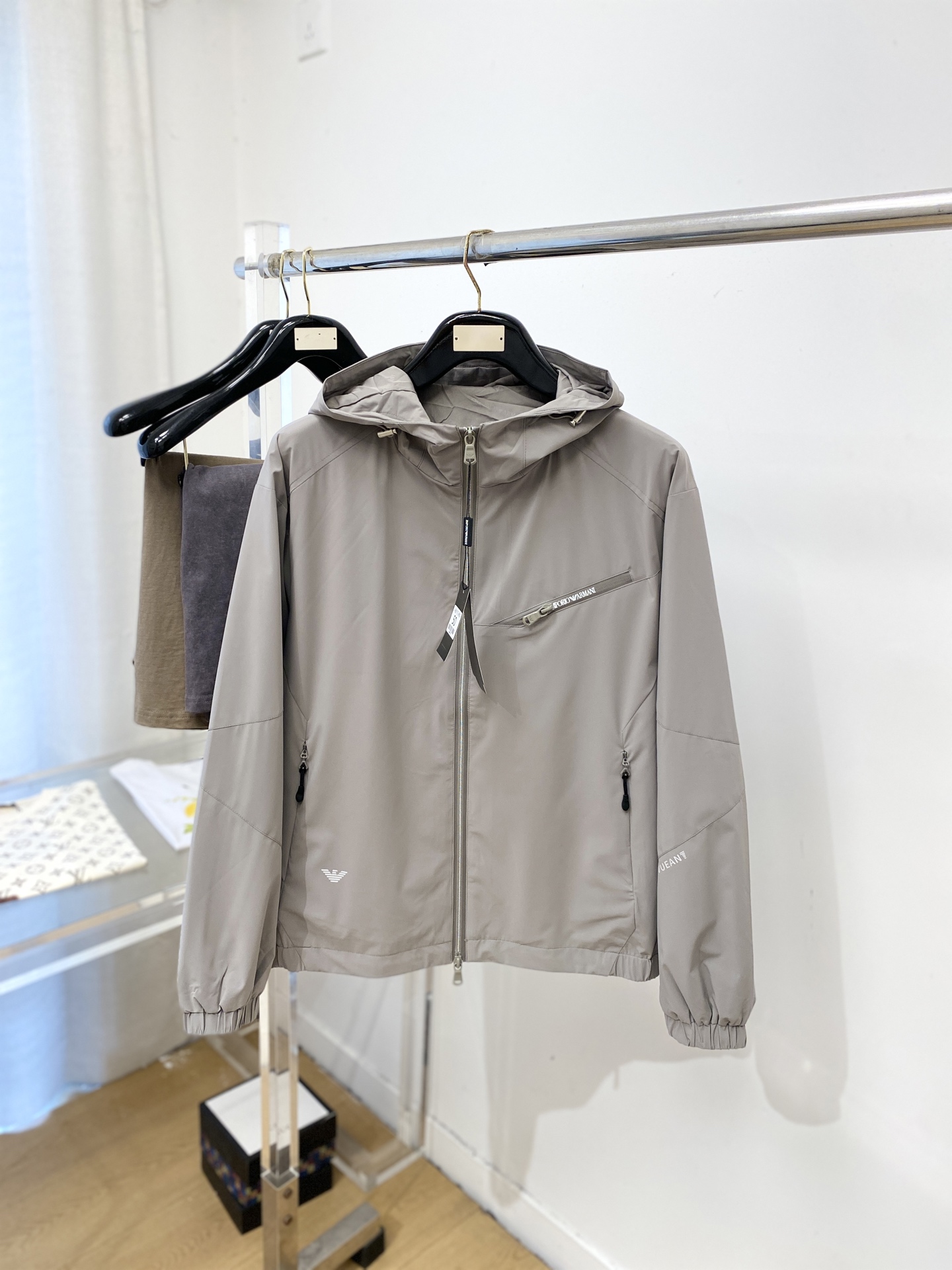 NO:745684,Armani, 2026 new jacket jacket, fashionable and handsome, simple and versatile, top-notch printed letter pattern logo on the chest, customized original fabric, not only crisp and trendy silhouette, but also comfortable to wear, more delicate yarn weaving, size M-3XL,,armani,jackets & coats,jackets & coats,19860909阿玛尼、2026新品夹克外套,时尚帅气,简约百搭款,胸前顶级印花字母图案logo,定制原版面料,不仅挺括,保持潮流的廓形,又穿着舒适,纱织更细腻,码数M-3XL,,armani,jackets & coats,jackets & coats,,Men's clothing