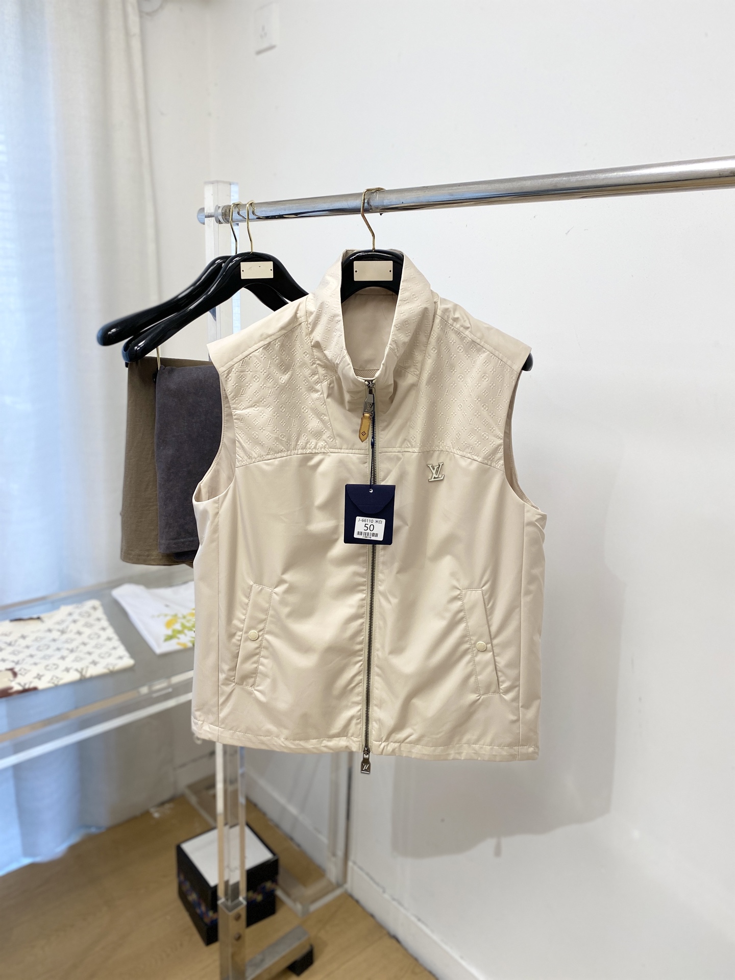 NO:745679,Louis Vuitton, 2026 new jacket and vest, fashionable and handsome, simple and versatile, hardware decorated with letter logo on the chest, customized original fabric, not only stiff and keeping the trendy silhouette, but also comfortable to wear, the yarn is more delicate, size M-3XL,, louis vuitton, jackets & coats, jackets & coats,19860909路易威登、2026新品夹克马甲外套,时尚帅气,简约百搭款,胸前五金装饰字母logo,定制原版面料,不仅挺括,保持潮流的廓形,又穿着舒适,纱织更细腻,码数M-3XL,,louis vuitton,jackets & coats,jackets & coats,,Men's clothing