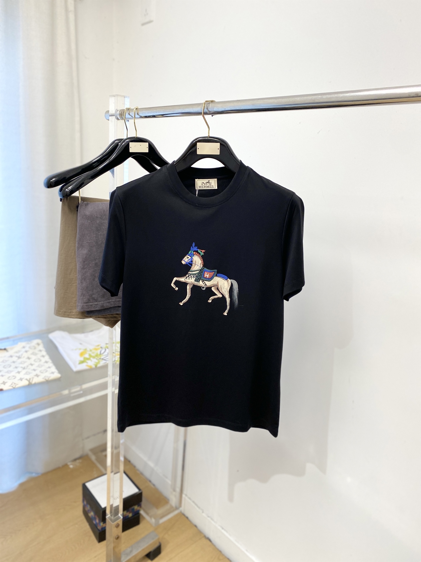 NO:745674,Hermes, 2026 new short-sleeved T-shirt, handsome and fashionable, top-notch printed logo on the chest, simple and versatile. The fabric cotton is not only crisp and maintains the trendy silhouette, but also comfortable to wear, and the yarn is more delicate. The size is M-3XL,, hermes, T-shirt, tees, t-shirt,19860909爱马仕、2026新品短袖T恤,帅气时尚,胸前顶级印花图案logo,简约百搭款.面料棉 不仅挺括,保持潮流的廓形,又穿着舒适,纱织更细腻,码数M-3XL,,hermes,T-shirt,tees，t-shirt,,Men's clothing