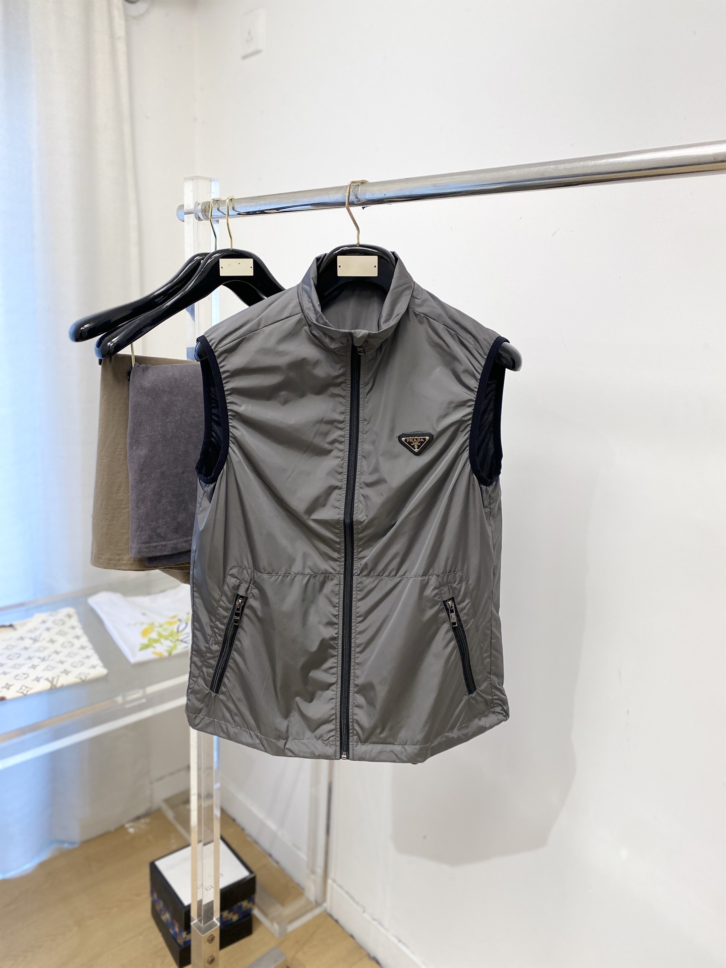 NO:745723,Prada, 2026 new jacket and vest jacket, fashionable and handsome, simple and versatile, with triangle logo on the chest hardware, customized original fabric, not only stiff and keeping the trendy silhouette, but also comfortable to wear, the yarn is more delicate, size M-3XL,, prada, jackets & coats, jackets & coats,19860909普拉达、2026新品夹克马甲外套,时尚帅气,简约百搭款,胸前五金装饰三角标logo,定制原版面料,不仅挺括,保持潮流的廓形,又穿着舒适,纱织更细腻,码数M-3XL,,prada,jackets & coats,jackets & coats,,Men's clothing