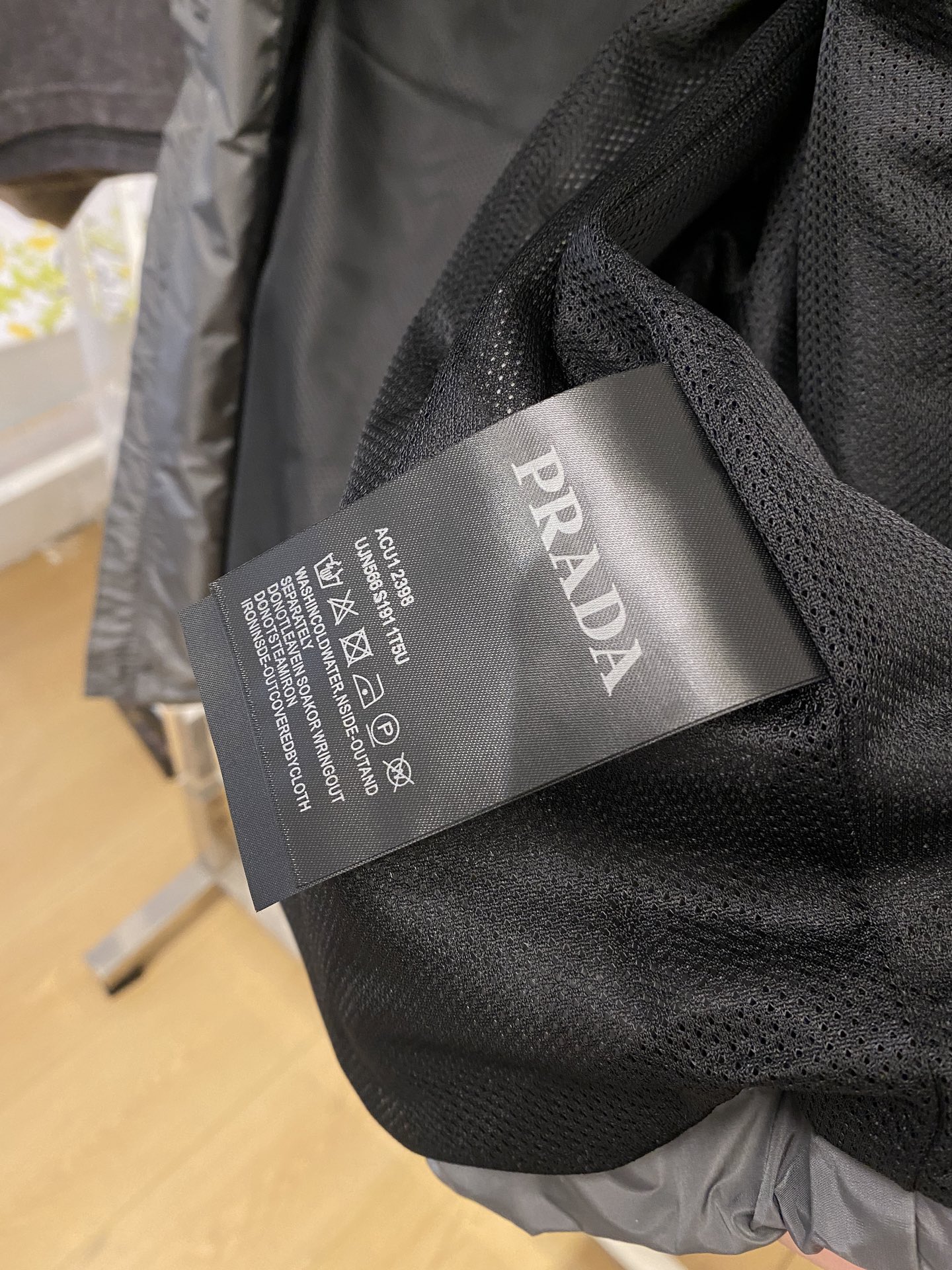 ￼ 普拉达、2026新品夹克马甲外套，时尚帅气，简约百搭款，胸前五金装饰三角标logo，定制原版面料，不