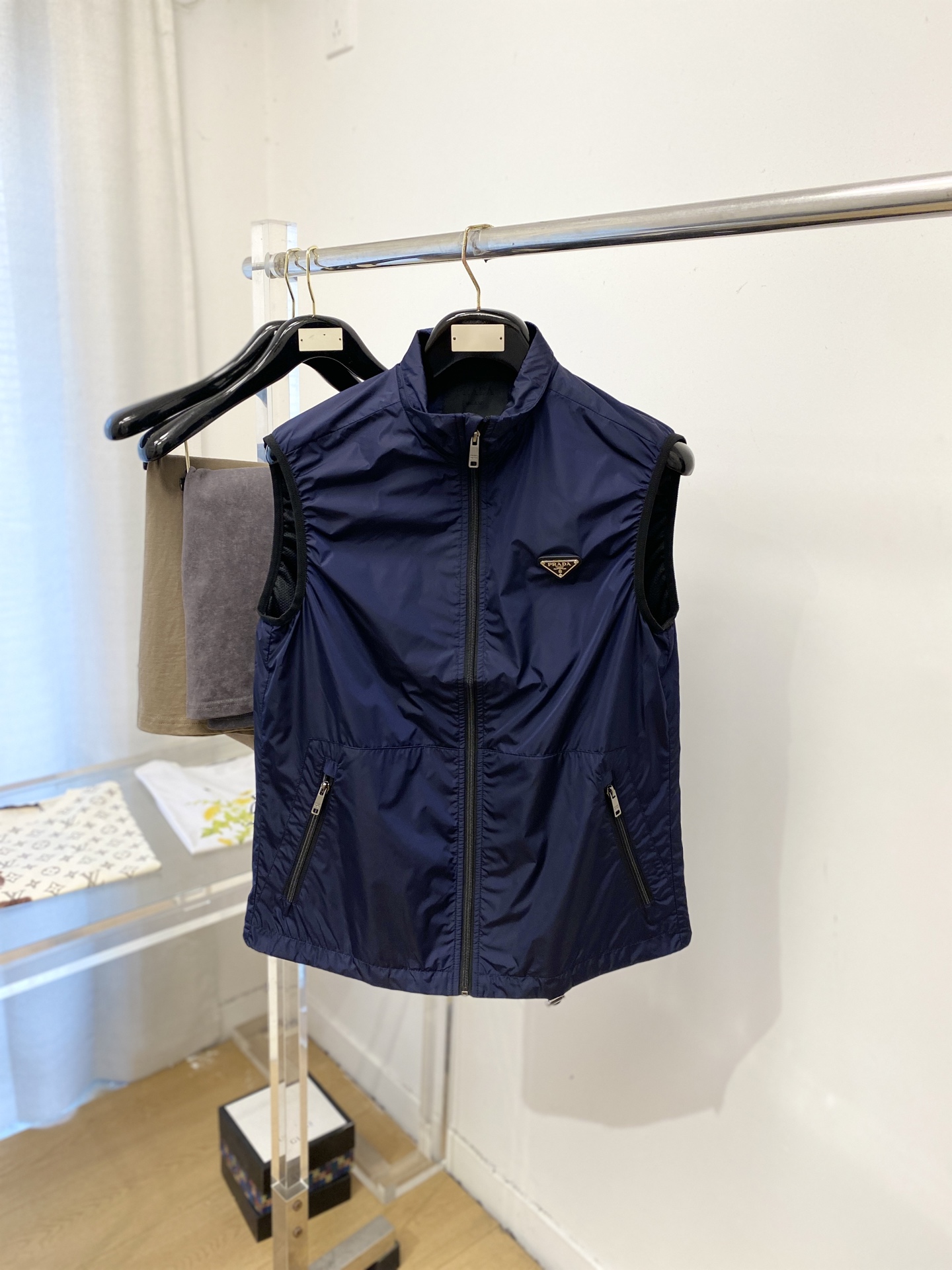 NO:745775,Prada, 2026 new jacket and vest jacket, fashionable and handsome, simple and versatile, with triangle logo on the chest hardware, customized original fabric, not only stiff and keeping the trendy silhouette, but also comfortable to wear, the yarn is more delicate, size M-3XL,, prada, jackets & coats, jackets & coats,19860909普拉达、2026新品夹克马甲外套,时尚帅气,简约百搭款,胸前五金装饰三角标logo,定制原版面料,不仅挺括,保持潮流的廓形,又穿着舒适,纱织更细腻,码数M-3XL,,prada,jackets & coats,jackets & coats,,Men's clothing