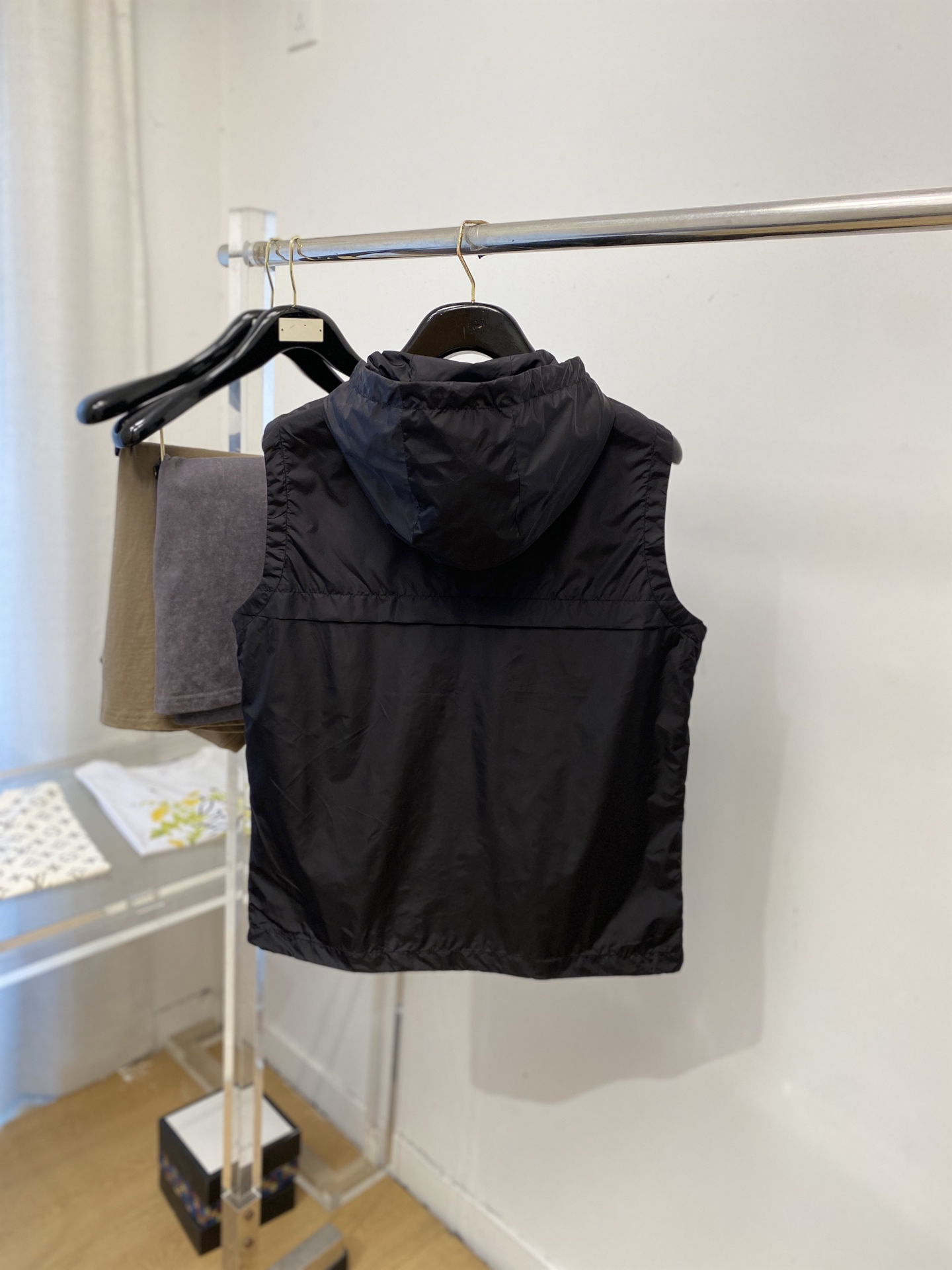 普拉达、2026新品夹克马甲外套，时尚帅气，简约百搭款，胸前五金装饰三角标logo，定制原版面料，不仅挺