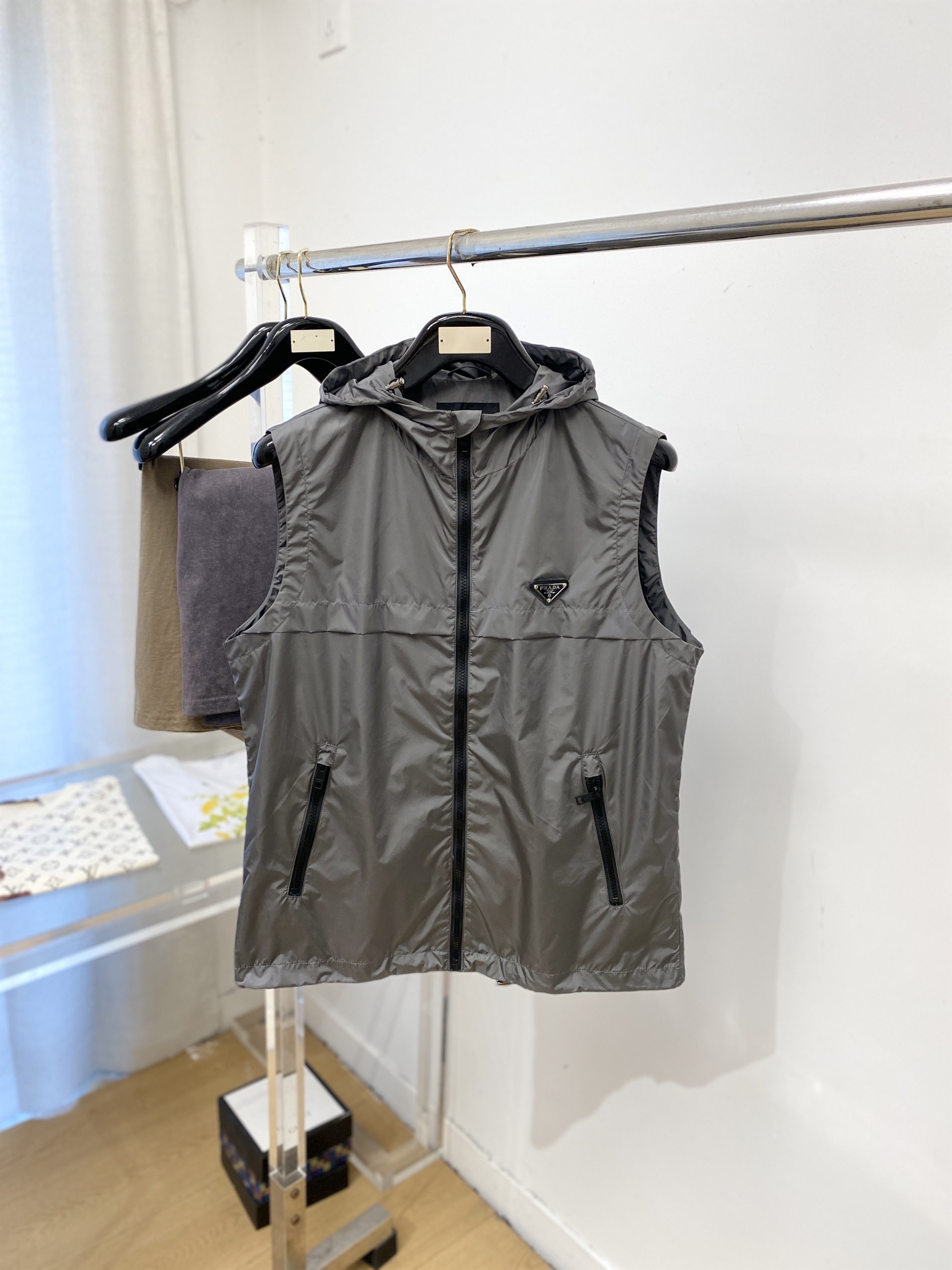 NO:745727,Prada, 2026 new jacket and vest jacket, fashionable and handsome, simple and versatile, with triangle logo on the chest hardware, customized original fabric, not only stiff and keeping the trendy silhouette, but also comfortable to wear, the yarn is more delicate, size M-3XL,, prada, jackets & coats, jackets & coats,19860909普拉达、2026新品夹克马甲外套,时尚帅气,简约百搭款,胸前五金装饰三角标logo,定制原版面料,不仅挺括,保持潮流的廓形,又穿着舒适,纱织更细腻,码数M-3XL,,prada,jackets & coats,jackets & coats,,Men's clothing