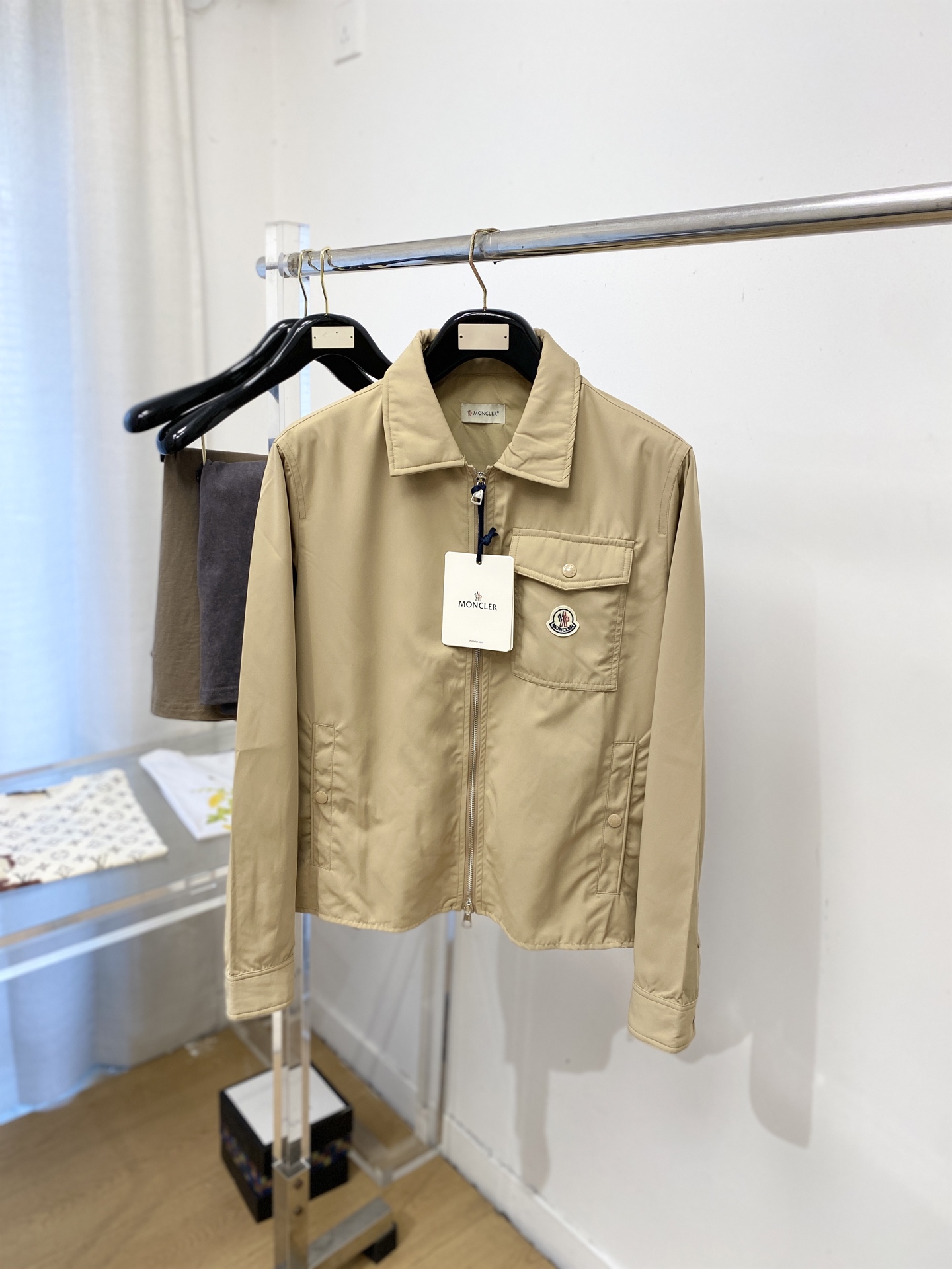 NO:745760,Moncler, 2026 new jacket, fashionable and handsome, simple and versatile, embroidered logo on the chest, customized original fabric, not only crisp and trendy silhouette, but also comfortable to wear, more delicate yarn weaving, size M-3XL,, Moncler, jackets & coats, jackets & coats,19860909蒙口、2026新品夹克外套,时尚帅气,简约百搭款,胸前刺绣装饰图案logo,定制原版面料,不仅挺括,保持潮流的廓形,又穿着舒适,纱织更细腻,码数M-3XL,,Moncler,jackets & coats,jackets & coats,,Men's clothing