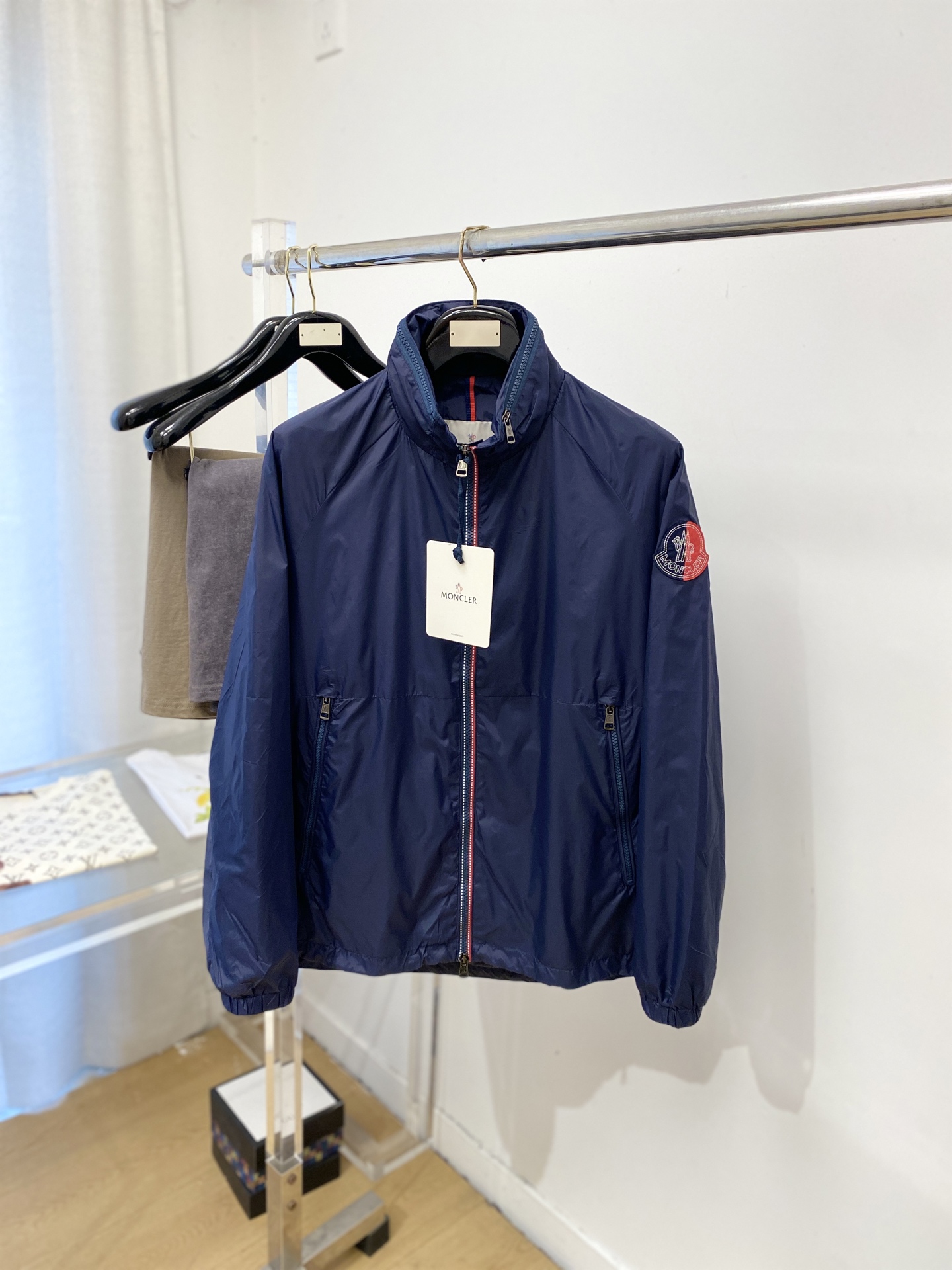 NO:745718,Moncler, 2026 new jacket jacket, fashionable and handsome, simple and versatile, cuffs embroidered with decorative pattern logo, customized original fabric, not only crisp and trendy silhouette, but also comfortable to wear, more delicate yarn weaving, size M-3XL,,Moncler,jackets & coats,jackets & coats,19860909蒙口、2026新品夹克外套,时尚帅气,简约百搭款,袖口刺绣装饰图案logo,定制原版面料,不仅挺括,保持潮流的廓形,又穿着舒适,纱织更细腻,码数M-3XL,,Moncler,jackets & coats,jackets & coats,,Men's clothing