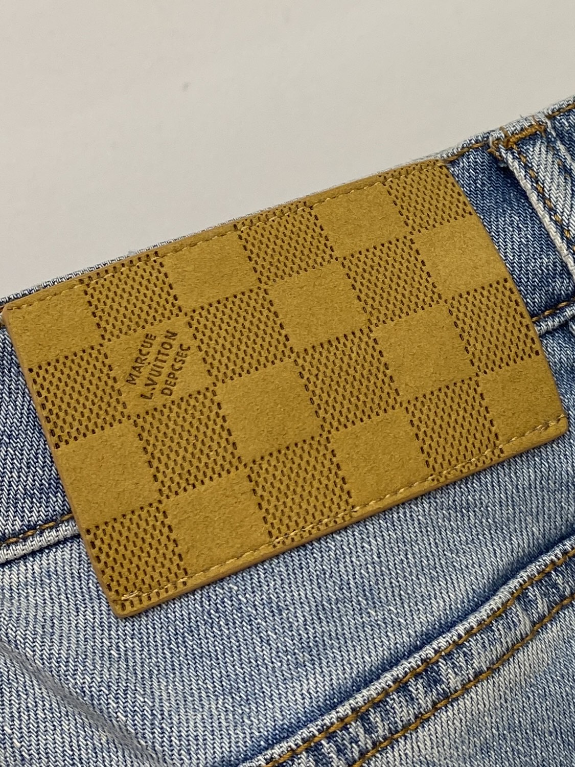 ￼LV、2026最新品，专柜同步有售，原单狠货，水洗休闲牛仔裤，进口原版水洗弹力面料，舒适有弹性，原版五