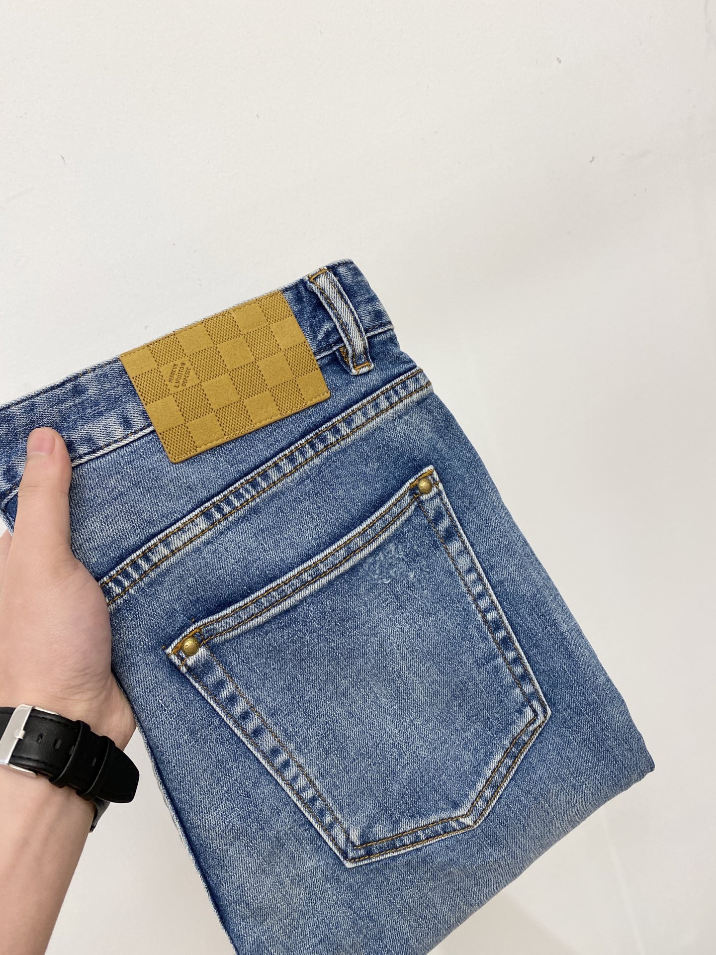 NO:756808,LV, 2026 latest products, available at counters simultaneously, original goods, washed casual jeans, imported original washed stretch fabrics, comfortable and elastic, original hardware accessories decorated with logo, super correct version, extremely high grade, counter quality, fashionable and stylish upper body, code number 29-34,, louis vuitton, jeans,19860909LV、2026最新品,专柜同步有售,原单狠货,水洗休闲牛仔裤,进口原版水洗弹力面料,舒适有弹性,原版五金辅料装饰logo,版型超正,档次极高,专柜品质,上身时尚有型,码数29-34,,louis vuitton,jeans,,Men's clothing