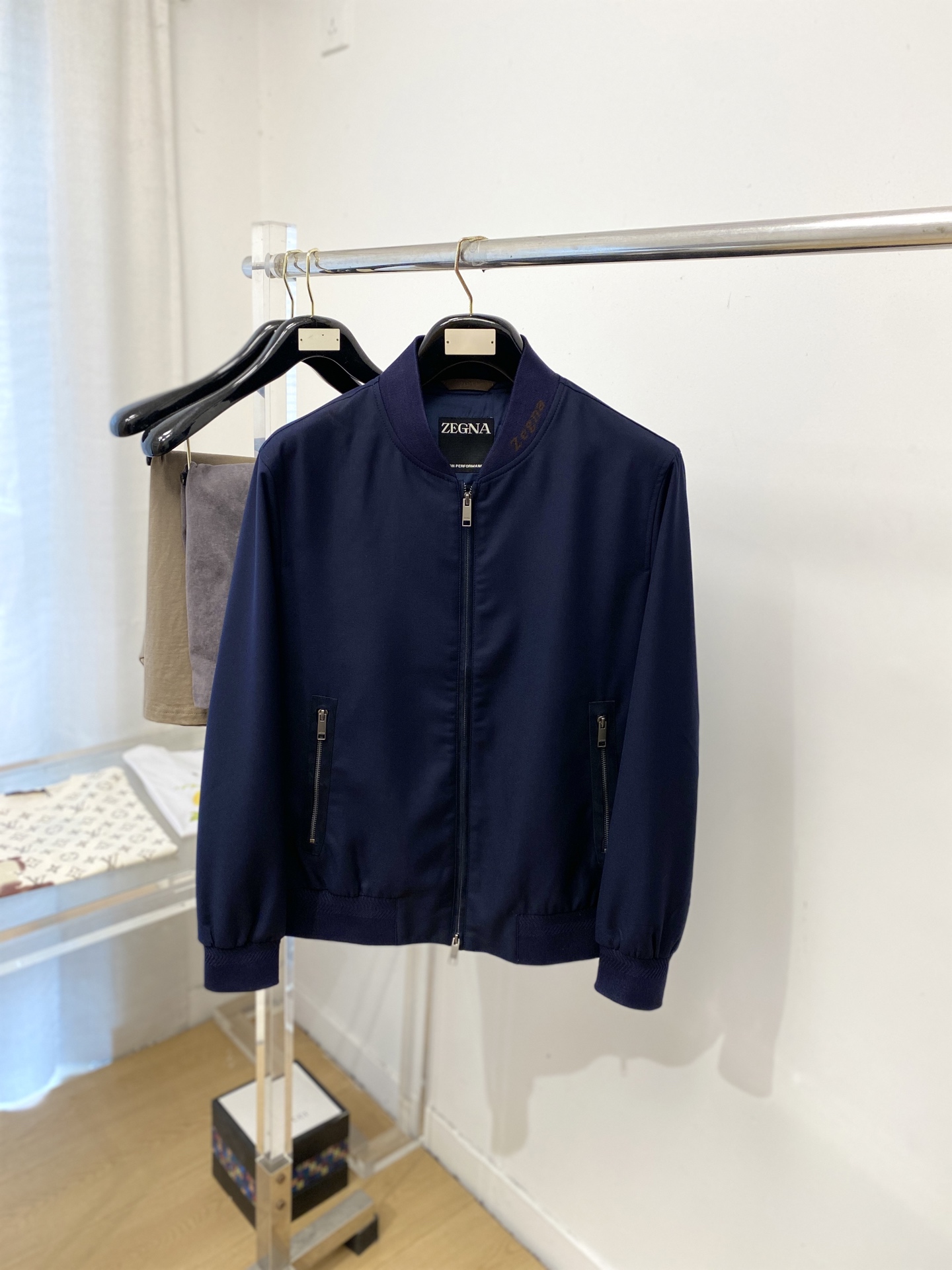 NO:745770,Zegna, 2026 new jacket, fashionable and handsome, simple and versatile, top-notch custom-woven letter logo on the collar, customized original fabric, not only crisp and trendy silhouette, but also comfortable to wear, more delicate yarn weaving, size M-3XL,,zegna,jackets & coats,jackets & coats,19860909杰尼亚、2026新品夹克外套,时尚帅气,简约百搭款,衣领顶级定织字母logo,定制原版面料,不仅挺括,保持潮流的廓形,又穿着舒适,纱织更细腻,码数M-3XL,,zegna,jackets & coats,jackets & coats,,Men's clothing