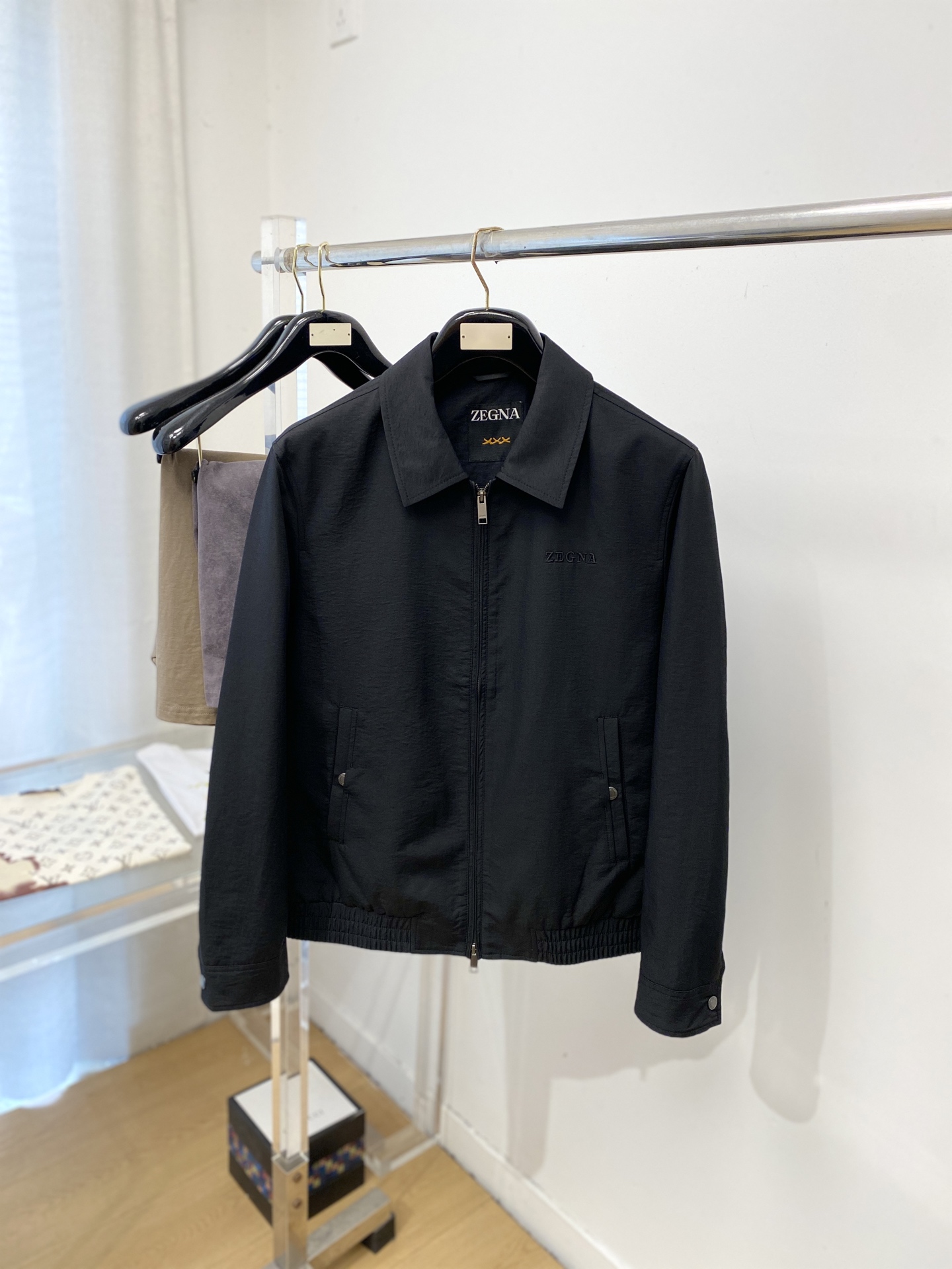 NO:745721,Zegna, 2026 new jacket, fashionable and handsome, simple and versatile style, exquisite embroidered letter logo on the chest, customized original fabric, not only crisp and trendy silhouette, but also comfortable to wear, more delicate yarn weaving, size M-3XL,,zegna,jackets & coats,jackets & coats,19860909杰尼亚、2026新品夹克外套,时尚帅气,简约百搭款,胸前精致刺绣字母logo,定制原版面料,不仅挺括,保持潮流的廓形,又穿着舒适,纱织更细腻,码数M-3XL,,zegna,jackets & coats,jackets & coats,,Men's clothing