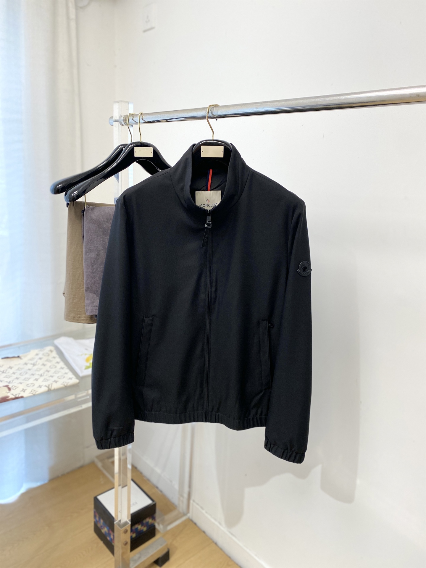 NO:745765,Moncler, 2026 new jacket jacket, fashionable and handsome, simple and versatile, cuffs embroidered with decorative pattern logo, customized original fabric, not only crisp and trendy silhouette, but also comfortable to wear, more delicate yarn weaving, size M-3XL,,Moncler,jackets & coats,jackets & coats,19860909蒙口、2026新品夹克外套,时尚帅气,简约百搭款,袖口刺绣装饰图案logo,定制原版面料,不仅挺括,保持潮流的廓形,又穿着舒适,纱织更细腻,码数M-3XL,,Moncler,jackets & coats,jackets & coats,,Men's clothing