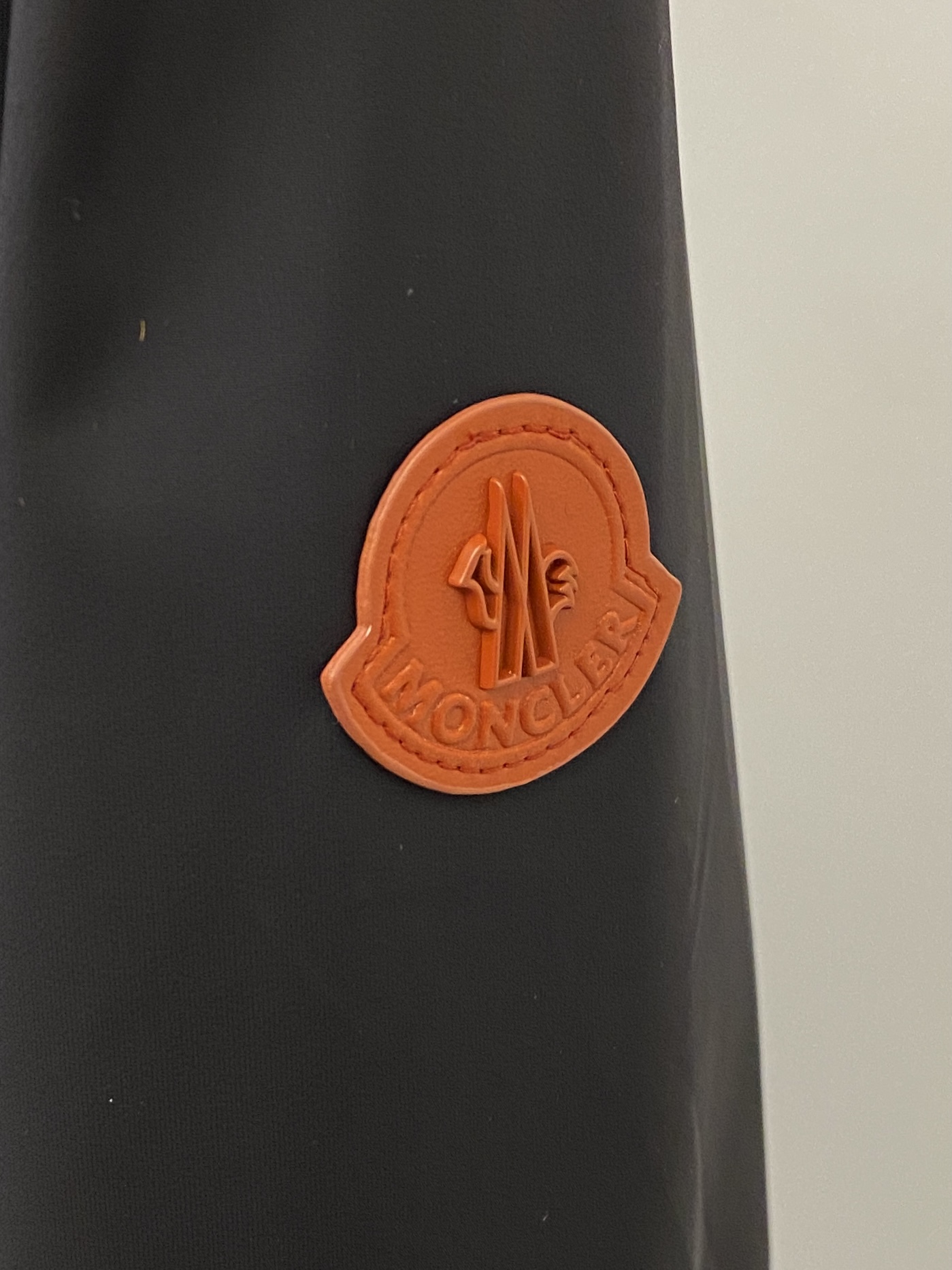 ￼ 蒙口、2026新品夹克外套，时尚帅气，简约百搭款，袖口刺绣装饰图案logo，定制原版面料，不仅挺括，