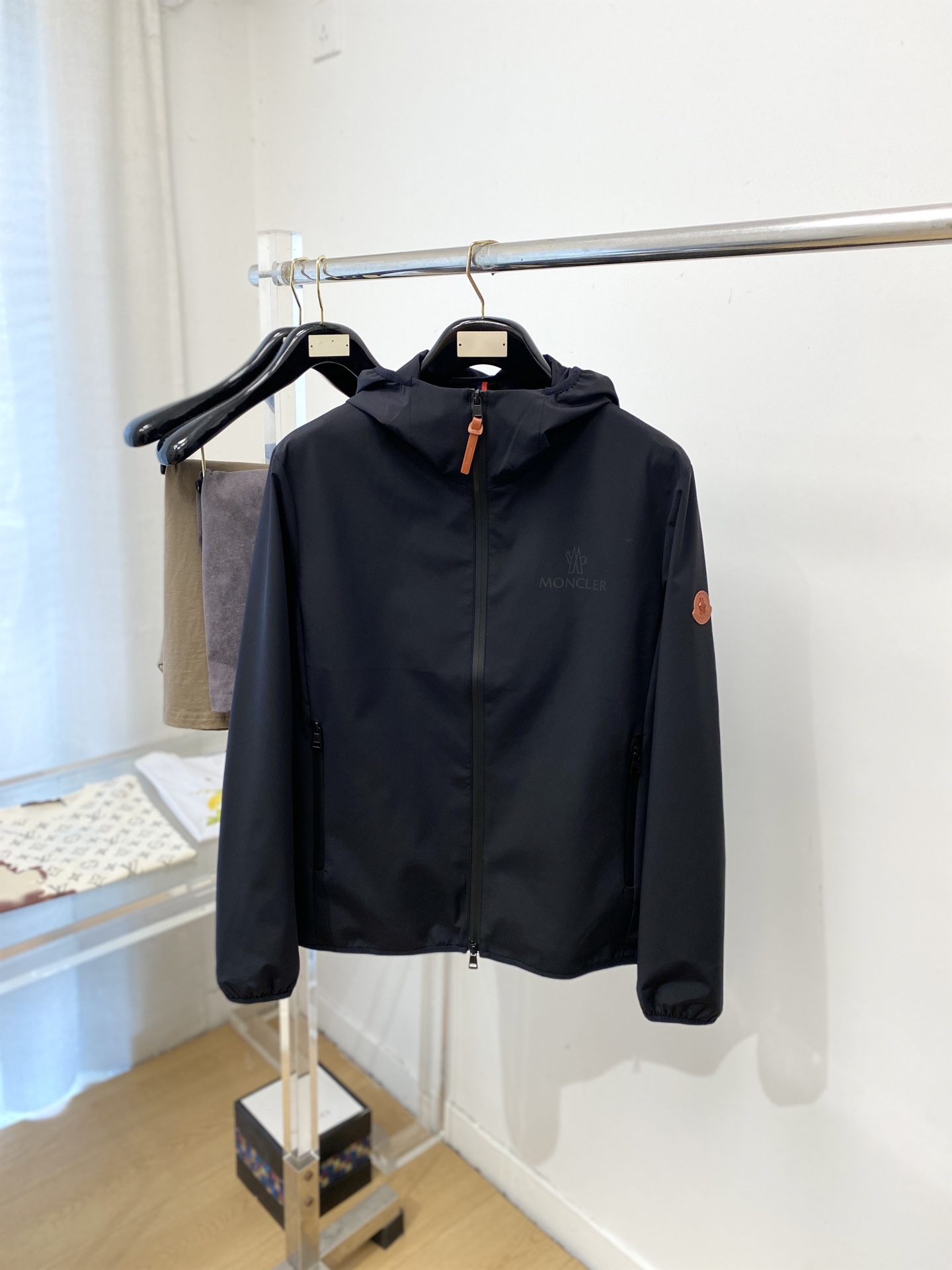 NO:745759,Moncler, 2026 new jacket jacket, fashionable and handsome, simple and versatile, cuffs embroidered with decorative pattern logo, customized original fabric, not only crisp and trendy silhouette, but also comfortable to wear, more delicate yarn weaving, size M-3XL,,Moncler,jackets & coats,jackets & coats,19860909蒙口、2026新品夹克外套,时尚帅气,简约百搭款,袖口刺绣装饰图案logo,定制原版面料,不仅挺括,保持潮流的廓形,又穿着舒适,纱织更细腻,码数M-3XL,,Moncler,jackets & coats,jackets & coats,,Men's clothing