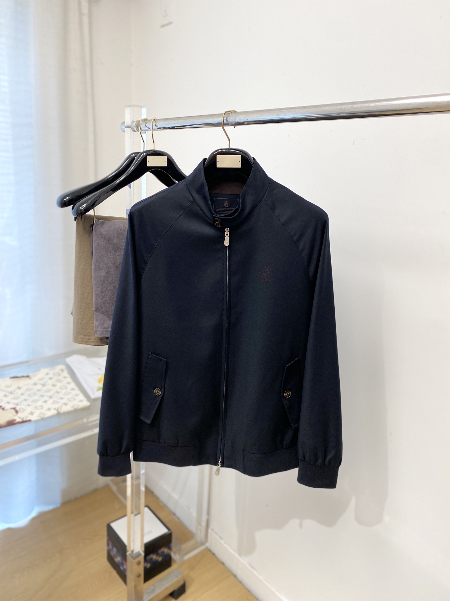 NO:745801,Brunello Cucinelli, 2026 new jacket, fashionable and handsome, simple and versatile, exquisite embroidered logo on the chest, customized original fabric, not only stiff and keeping the trendy silhouette, but also comfortable to wear, the yarn is more delicate, size M-3XL,, brunello cucinelli, jackets & coats,jackets & coats,19860909Brunello Cucinelli、2026新品夹克外套,时尚帅气,简约百搭款,胸前精致刺绣图案logo,定制原版面料,不仅挺括,保持潮流的廓形,又穿着舒适,纱织更细腻,码数M-3XL,,brunello cucinelli,jackets & coats,jackets & coats,,Men's clothing