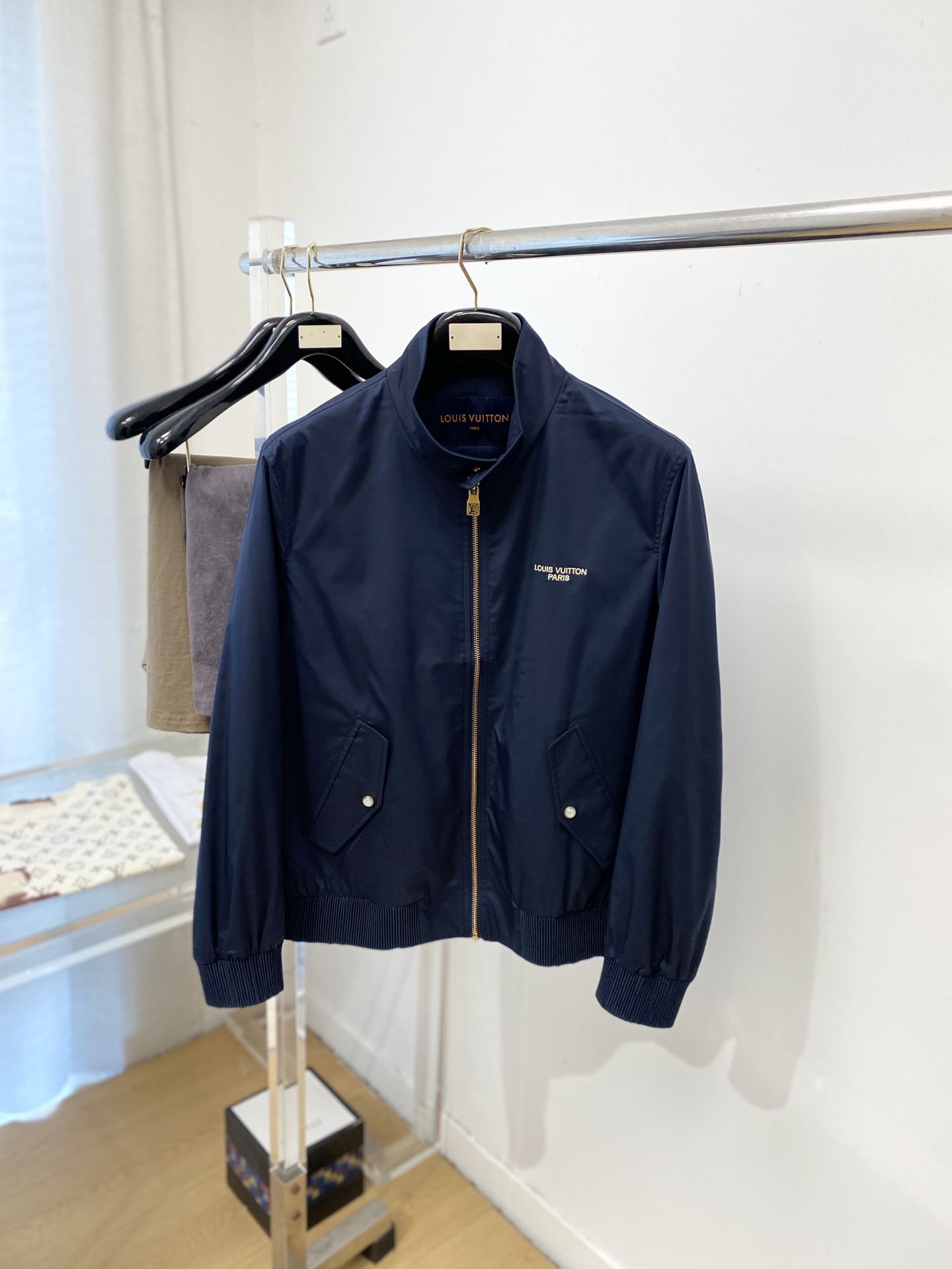 NO:745745,Louis Vuitton, 2026 new jacket, fashionable and handsome, simple and versatile, exquisite embroidered letter logo on the chest, customized original fabric, not only stiff and maintain the trendy silhouette, but also comfortable to wear, the yarn is more delicate, size M-3XL,, louis vuitton, jackets & coats, jackets & coats,19860909路易威登、2026新品夹克外套,时尚帅气,简约百搭款,胸前精致刺绣字母logo,定制原版面料,不仅挺括,保持潮流的廓形,又穿着舒适,纱织更细腻,码数M-3XL,,louis vuitton,jackets & coats,jackets & coats,,Men's clothing