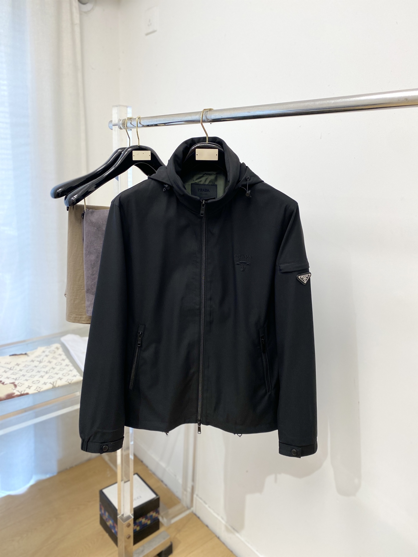 NO:745740,Prada, 2026 new jacket, fashionable and handsome, simple and versatile style, exquisite embroidered letter logo on the chest, customized original fabric, not only crisp and trendy silhouette, but also comfortable to wear, more delicate yarn weaving, size M-3XL,, prada,jackets & coats,jackets & coats,19860909普拉达、2026新品夹克外套,时尚帅气,简约百搭款,胸前精致刺绣字母logo,定制原版面料,不仅挺括,保持潮流的廓形,又穿着舒适,纱织更细腻,码数M-3XL,,prada,jackets & coats,jackets & coats,,Men's clothing