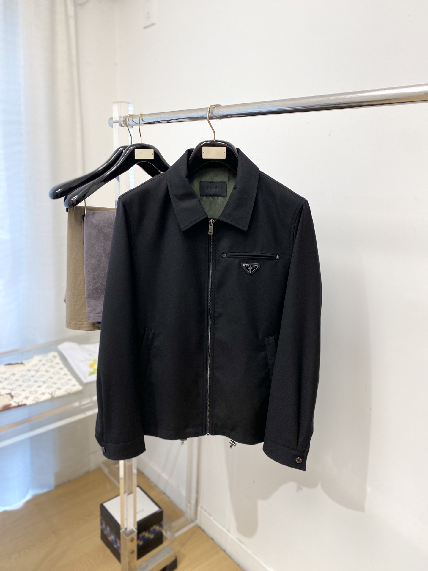 NO:745716,Prada, 2026 new jacket, fashionable and handsome, simple and versatile, with triangle logo on the chest hardware, customized original fabric, not only crisp and trendy silhouette, but also comfortable to wear, more delicate yarn, size M-3XL,, prada, jackets & coats, jackets & coats,19860909普拉达、2026新品夹克外套,时尚帅气,简约百搭款,胸前五金装饰三角标logo,定制原版面料,不仅挺括,保持潮流的廓形,又穿着舒适,纱织更细腻,码数M-3XL,,prada,jackets & coats,jackets & coats,,Men's clothing