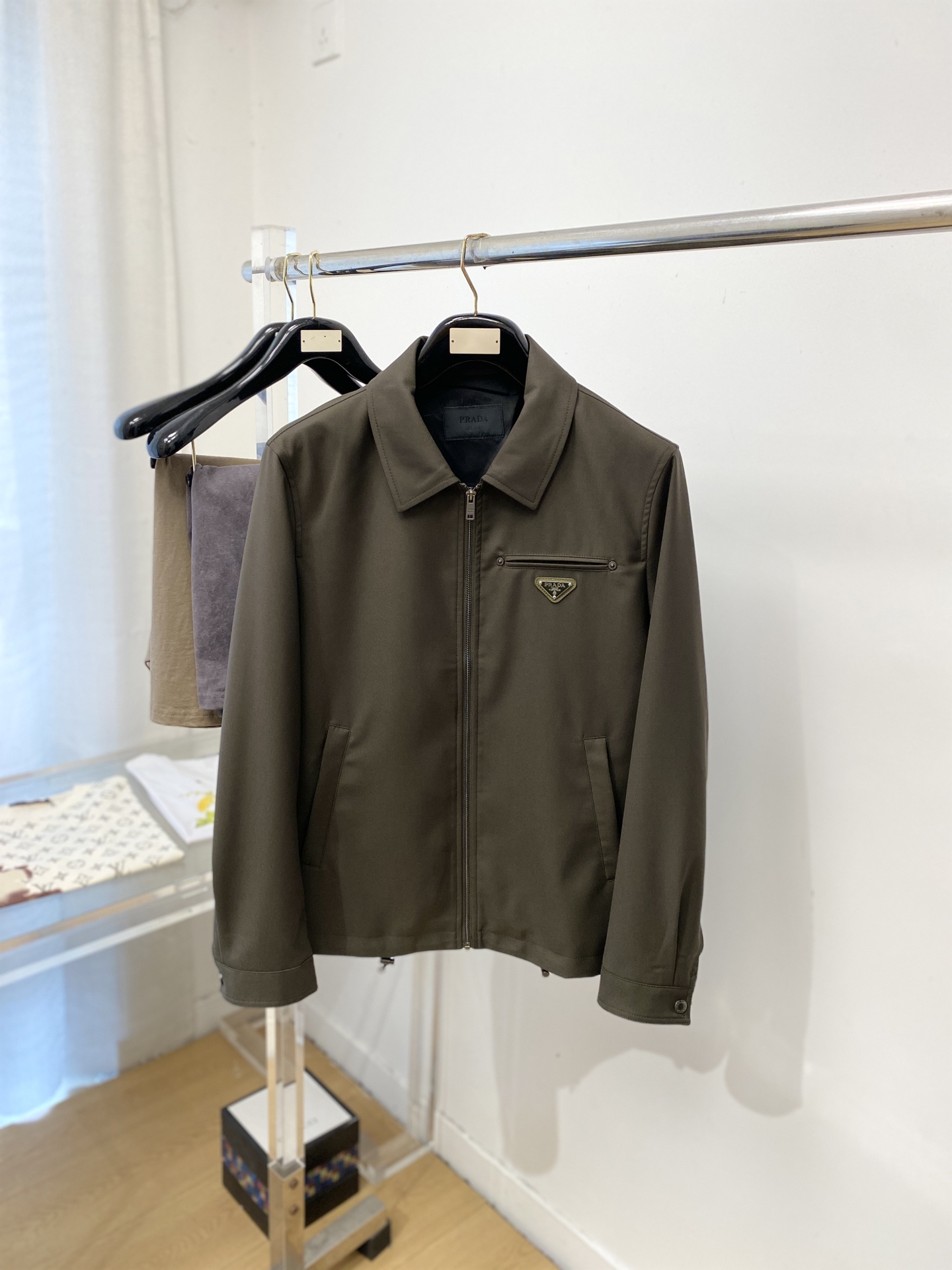 NO:745713,Prada, 2026 new jacket, fashionable and handsome, simple and versatile, with triangle logo on the chest hardware, customized original fabric, not only crisp and trendy silhouette, but also comfortable to wear, more delicate yarn, size M-3XL,, prada, jackets & coats, jackets & coats,19860909普拉达、2026新品夹克外套,时尚帅气,简约百搭款,胸前五金装饰三角标logo,定制原版面料,不仅挺括,保持潮流的廓形,又穿着舒适,纱织更细腻,码数M-3XL,,prada,jackets & coats,jackets & coats,,Men's clothing