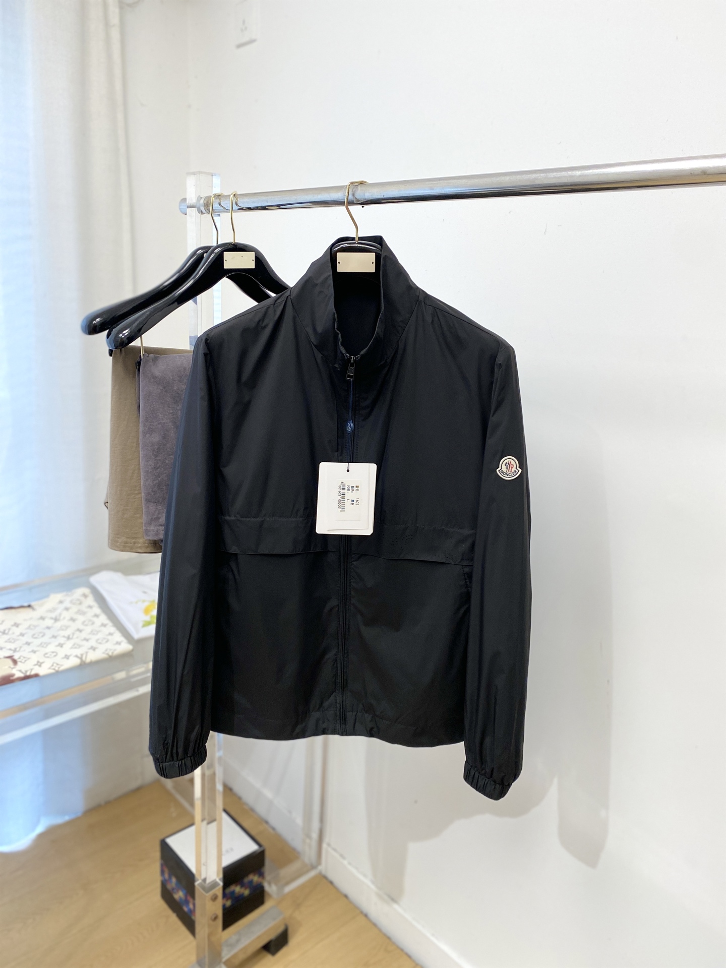 蒙口、2026新品夹克外套，时尚帅气，简约百搭款，袖口刺绣装饰图案logo，定制原版面料，不仅挺括，保持