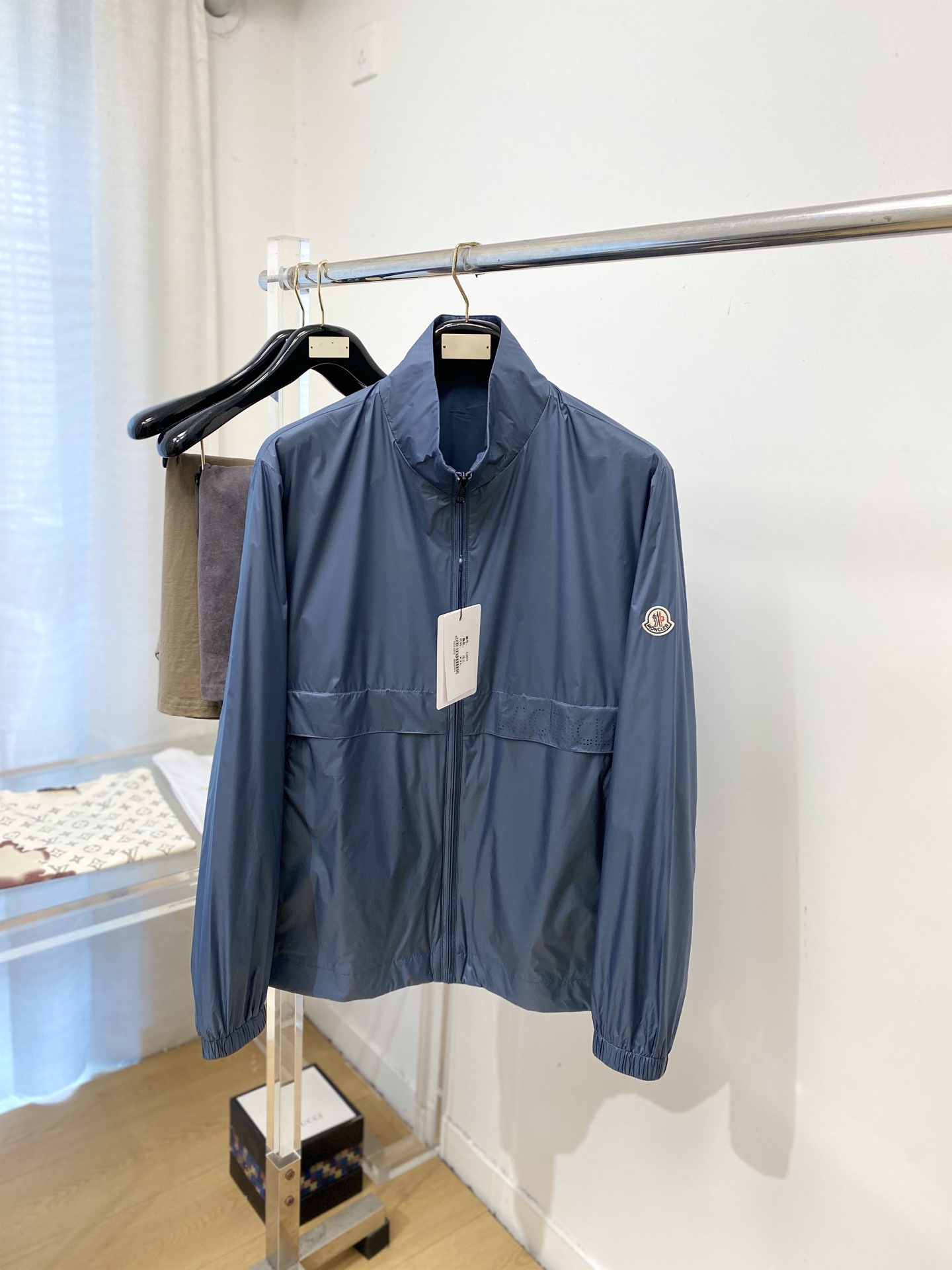 NO:745753,Moncler, 2026 new jacket jacket, fashionable and handsome, simple and versatile, cuffs embroidered with decorative pattern logo, customized original fabric, not only crisp and trendy silhouette, but also comfortable to wear, more delicate yarn weaving, size M-3XL,,Moncler,jackets & coats,jackets & coats,19860909蒙口、2026新品夹克外套,时尚帅气,简约百搭款,袖口刺绣装饰图案logo,定制原版面料,不仅挺括,保持潮流的廓形,又穿着舒适,纱织更细腻,码数M-3XL,,Moncler,jackets & coats,jackets & coats,,Men's clothing