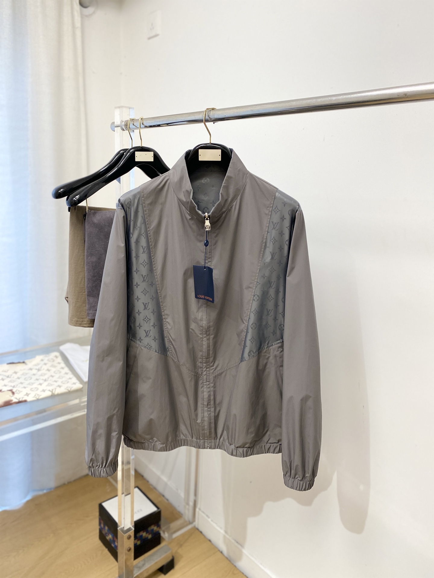 NO:745730,Louis Vuitton, 2026 new product double-sided jacket, fashionable and handsome, simple and versatile, original hardware logo, customized original fabric, not only crisp and trendy silhouette, but also comfortable to wear, more delicate yarn, size M-3XL,, louis vuitton, jackets & coats, jackets & coats,19860909路易威登、2026新品双面夹克外套,时尚帅气,简约百搭款,原版五金辅料logo,定制原版面料,不仅挺括,保持潮流的廓形,又穿着舒适,纱织更细腻,码数M-3XL,,louis vuitton,jackets & coats,jackets & coats,,Men's clothing