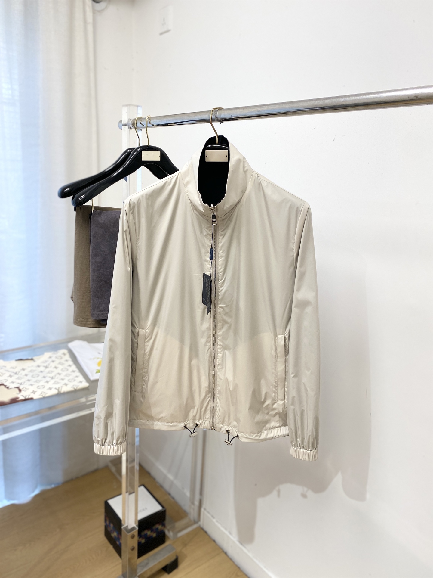 NO:745793,Prada, 2026 new product reversible jacket, fashionable and handsome, simple and versatile, original hardware accessories logo, customized original fabric, not only crisp and trendy silhouette, but also comfortable to wear, more delicate yarn weaving, size M-3XL,, prada, jackets & coats, jackets & coats,19860909普拉达、2026新品双面穿夹克外套,时尚帅气,简约百搭款,原版五金辅料logo,定制原版面料,不仅挺括,保持潮流的廓形,又穿着舒适,纱织更细腻,码数M-3XL,,prada,jackets & coats,jackets & coats,,Men's clothing