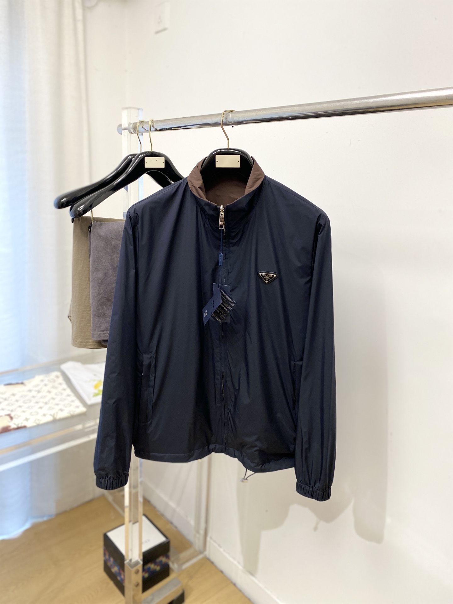 NO:745797,Prada, 2026 new product, reversible jacket, fashionable and handsome, simple and versatile, hardware decorated with triangle logo on the chest, customized original fabric, not only crisp and trendy silhouette, but also comfortable to wear, more delicate yarn, size M-3XL,, prada, jackets & coats, jackets & coats,19860909普拉达、2026新品双面穿夹克外套,时尚帅气,简约百搭款,胸前五金装饰三角标logo,定制原版面料,不仅挺括,保持潮流的廓形,又穿着舒适,纱织更细腻,码数M-3XL,,prada,jackets & coats,jackets & coats,,Men's clothing