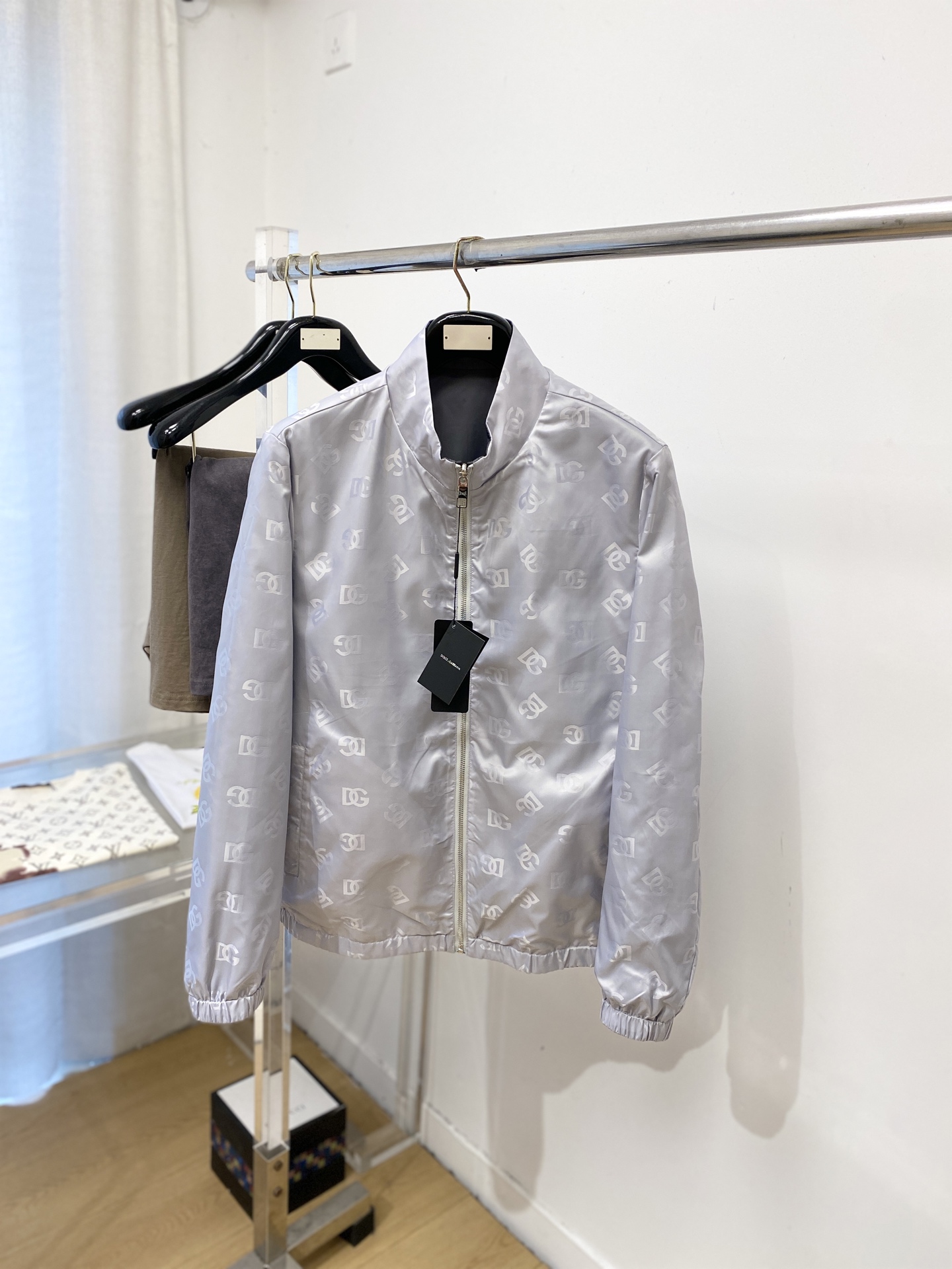 NO:745789,DG, 2026 new product double-sided jacket, fashionable and handsome, simple and versatile, hardware decorated with letter logo on the chest, customized original fabric, not only stiff and keeping the trendy silhouette, but also comfortable to wear, the yarn is more delicate, size M-3XL,,jackets & coats,jackets & coats,19860909DG、2026新品双面穿夹克外套,时尚帅气,简约百搭款,胸前五金装饰字母logo,定制原版面料,不仅挺括,保持潮流的廓形,又穿着舒适,纱织更细腻,码数M-3XL,,jackets & coats,jackets & coats,,Men's clothing